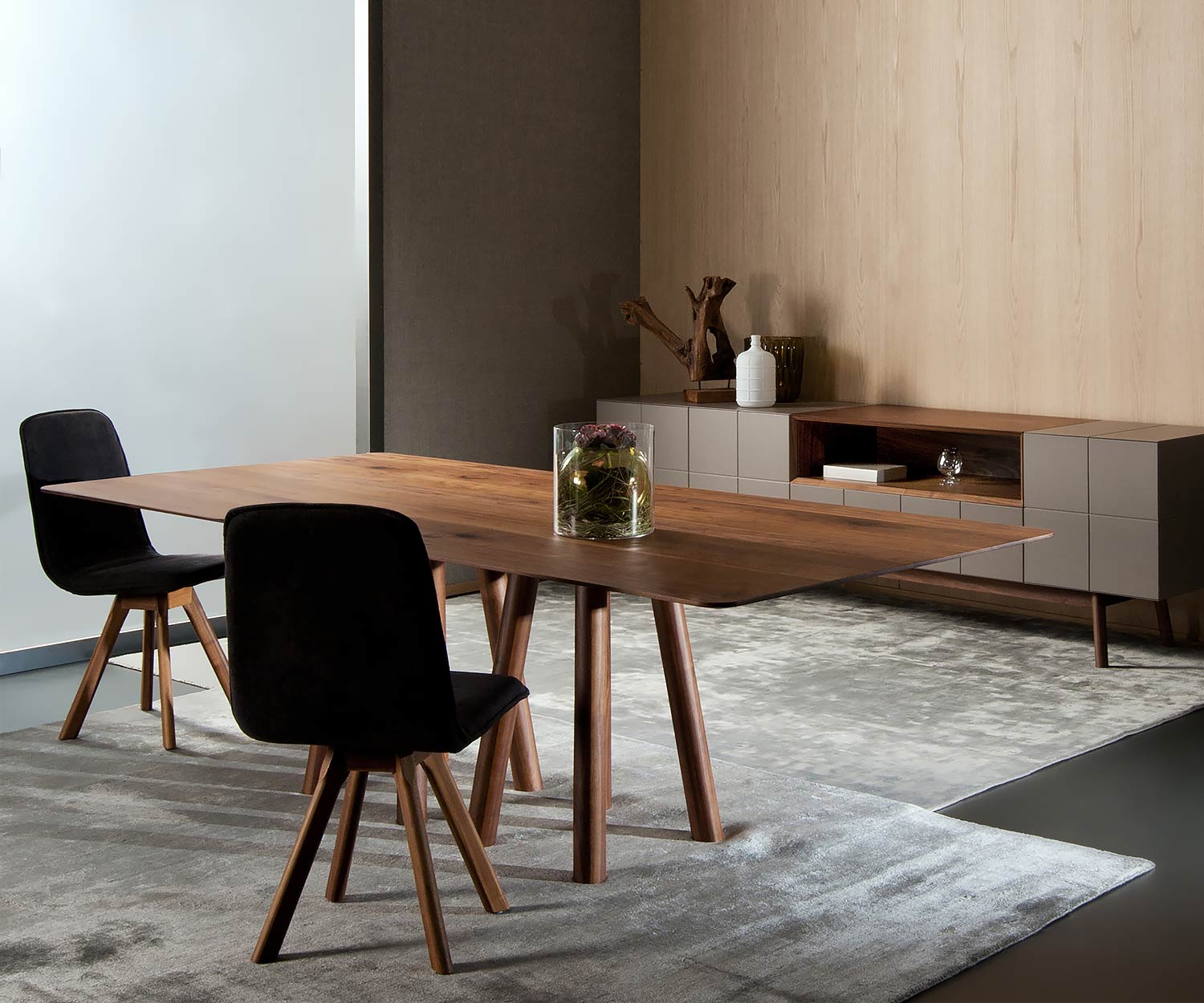 Hochwertiger Design Esstisch in Eiche massiv mit Stühlen im Esszimmer Hochwertiger Design Esstisch in Eiche massiv mit Stühlen im Esszimmer