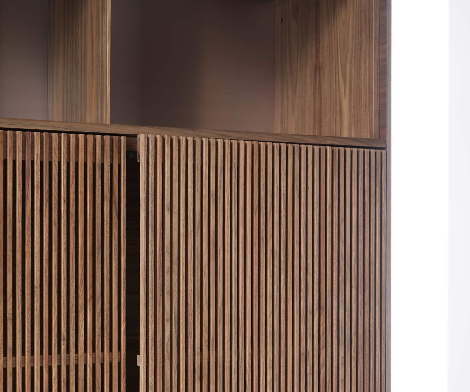Design Highboard Detail Lamellentür und Fächer Design Highboard Detail Lamellentür und Fächer