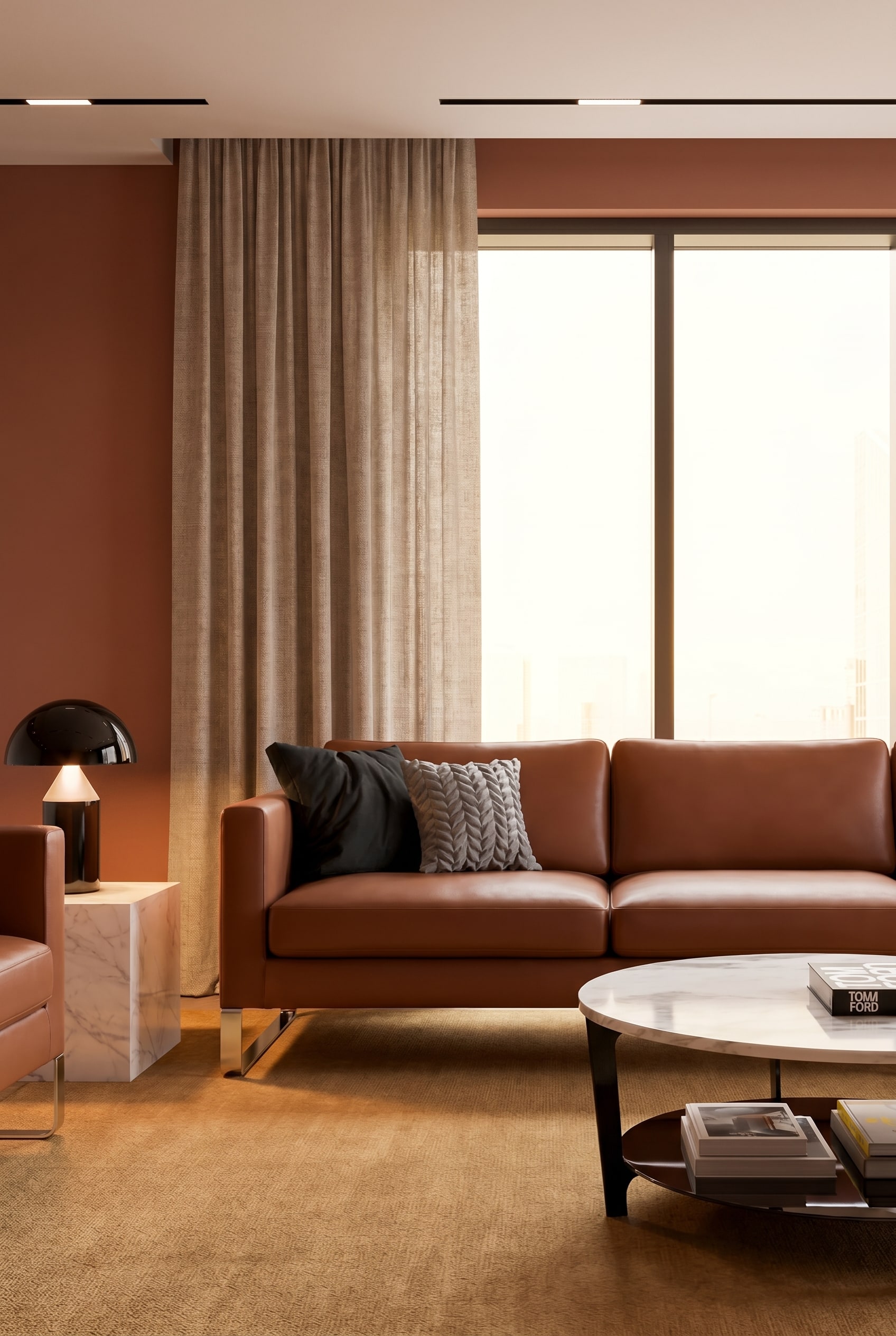 Wohnzimmer mit dunkelbraunem Ledersofa auf ockerfarbenem Teppich vor einer Terrakotta-Wand