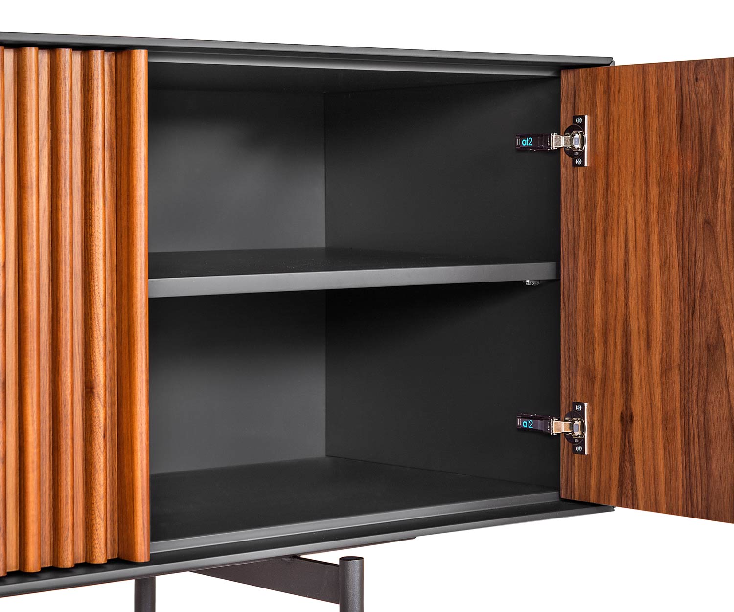 Exklusives Design Detail Sideboard Tür offen Soft Close Technik mit Einlegeboden Exklusives Design Detail Sideboard Tür offen Soft Close Technik mit Einlegeboden