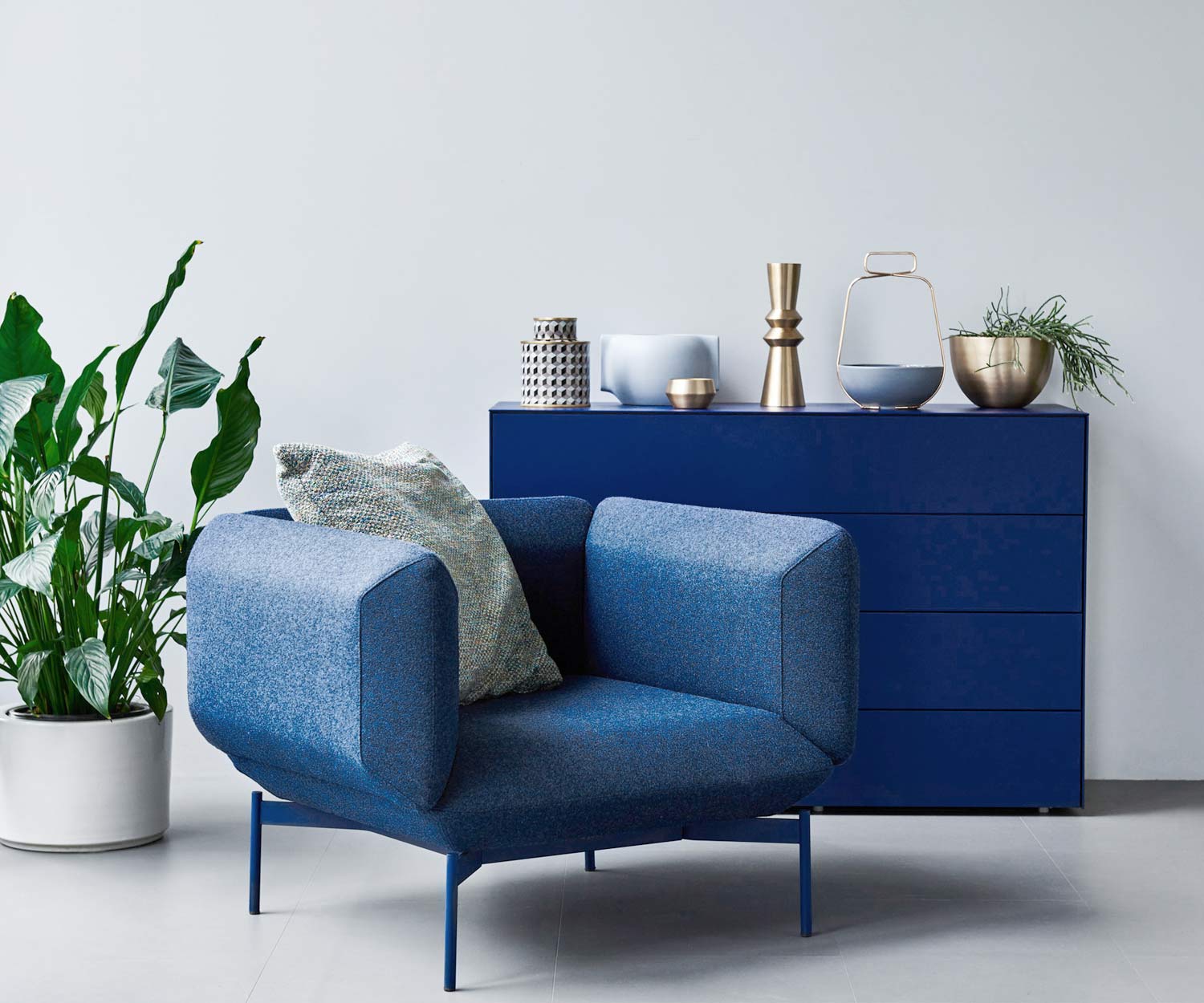 Hochwertiger Prostoria Design Sessel Segment mit schwarzem Bezug im Wohnzimmer