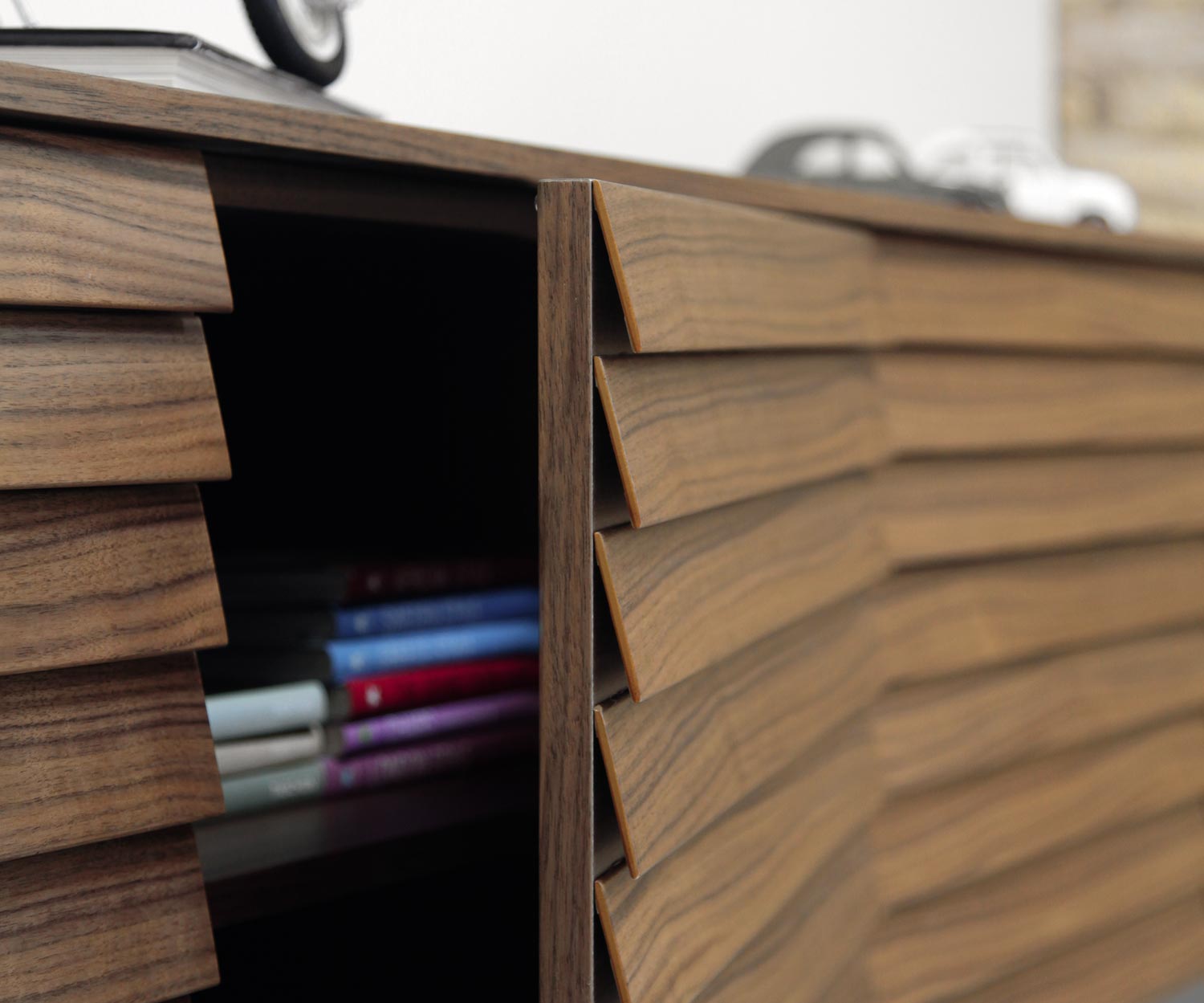 Hochwertiges Punt Sussex Sideboard Tür offen Lamellen Front Walnuss