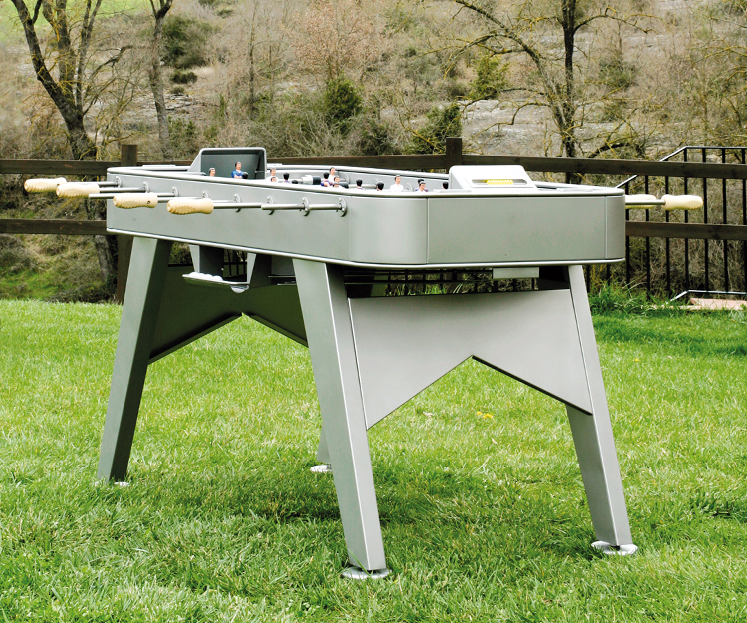 Designer Tisch Kicker von RS Barcelona im Garten auf Rasenfläche