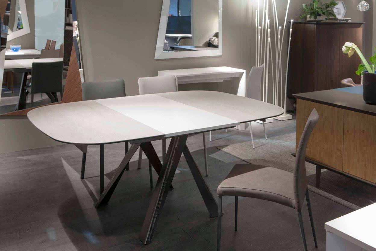 Ozzio Bombo round extendable dining table extended
