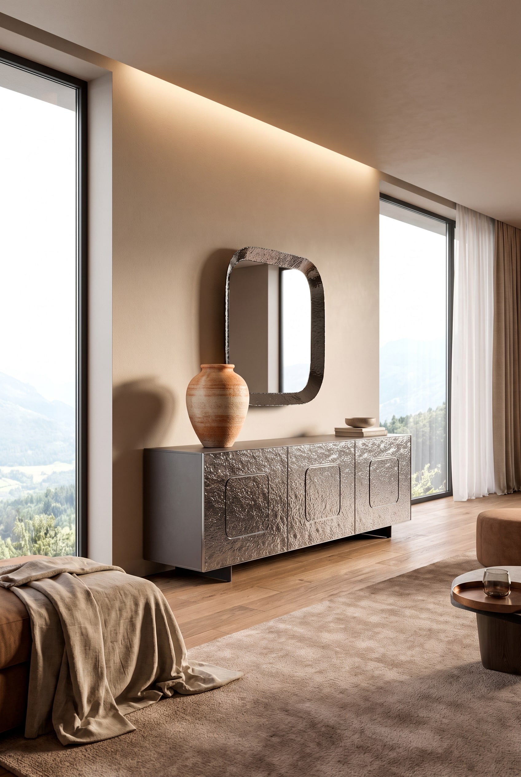 Elegantes Ozzio Glas Sideboard Giulia freistehend in einem reduzierten Wohnzimmer mit einer gro&szlig;en, warmtonigen Keramik-Amphore