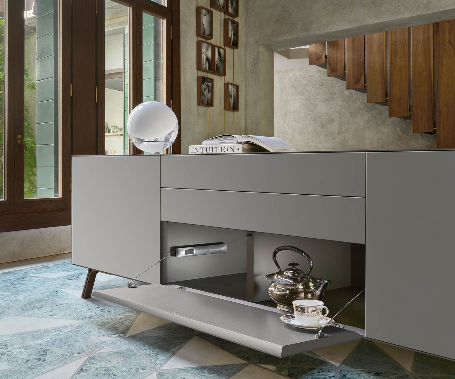 Modernes Livitalia Minimal 20 Design Sideboard mit geöffneter Klapptür