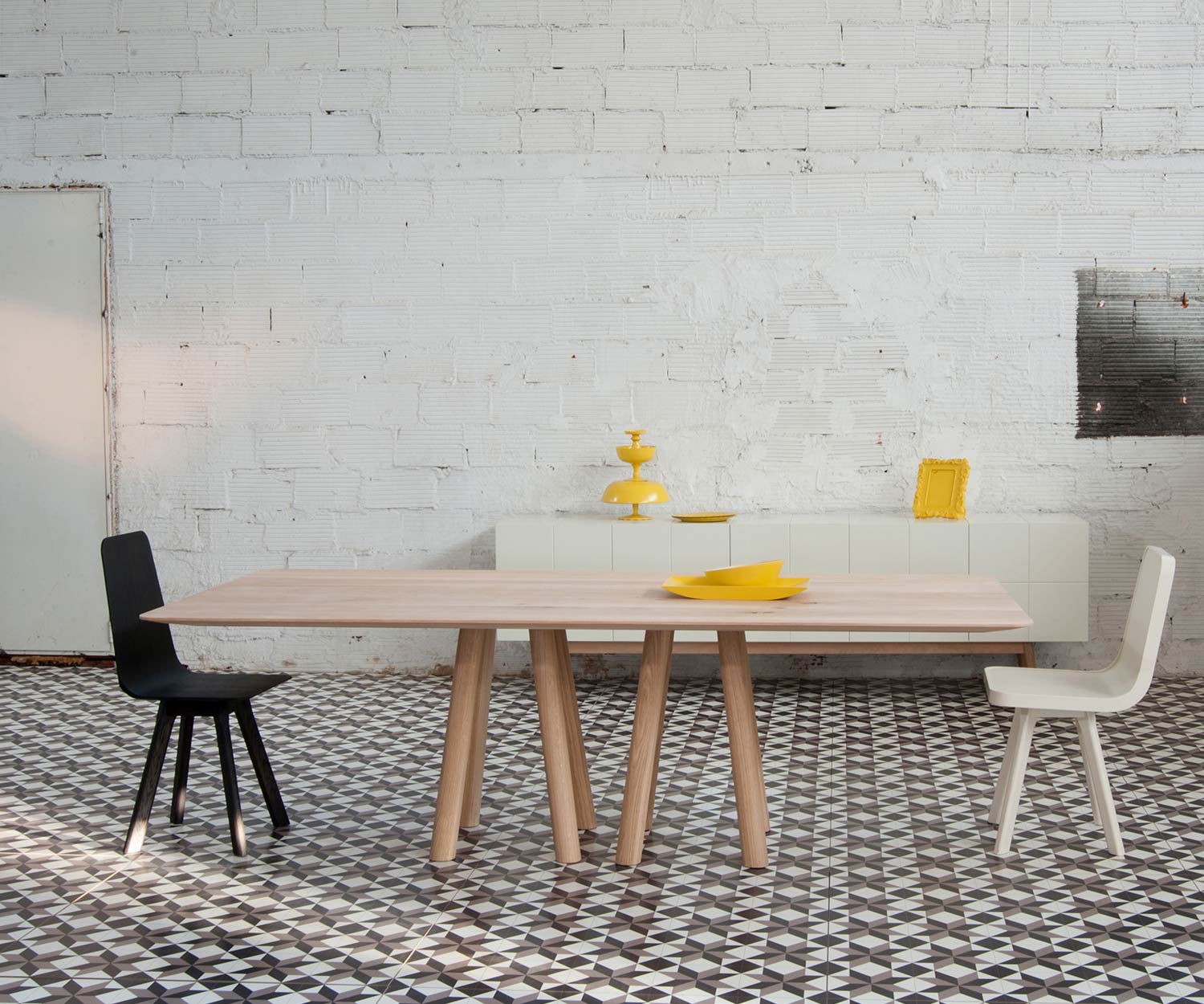 Hochwertiger Design Esstisch in Eiche massiv mit Stühlen im Esszimmer