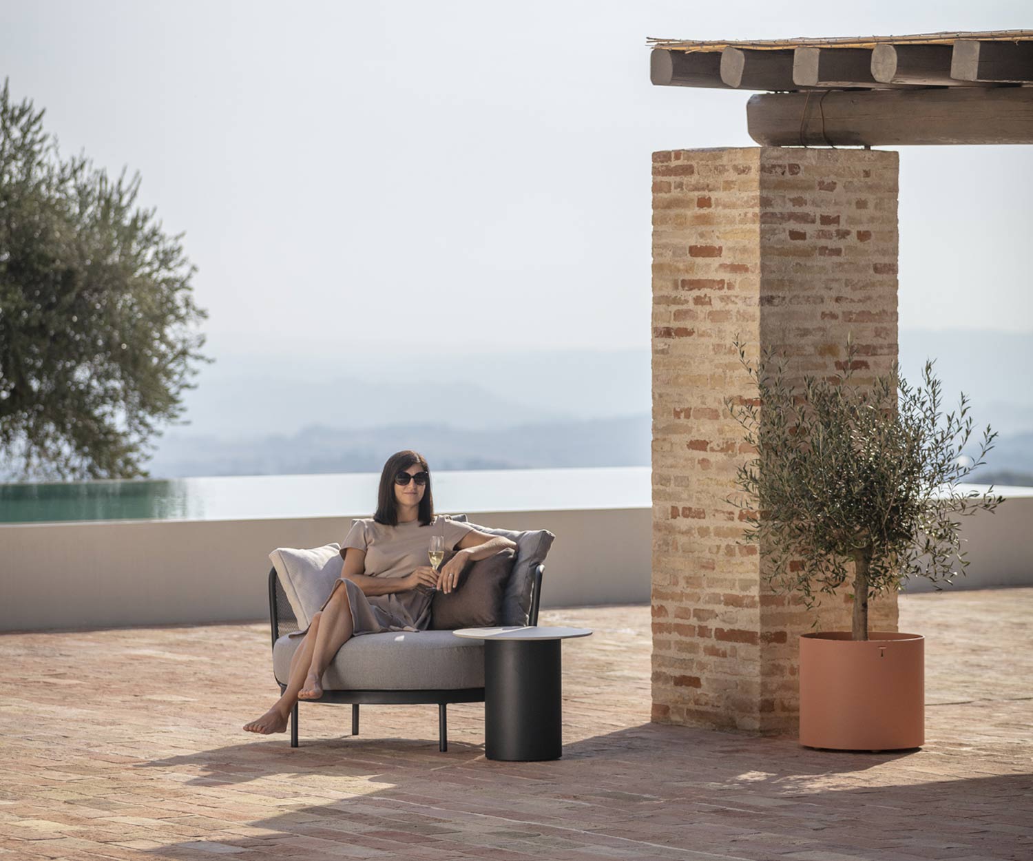 Gemütliche Todus Baza Round Design Balkon Lounge auf Steinterrasse Gemütliche Todus Baza Round Design Balkon Lounge auf Steinterrasse