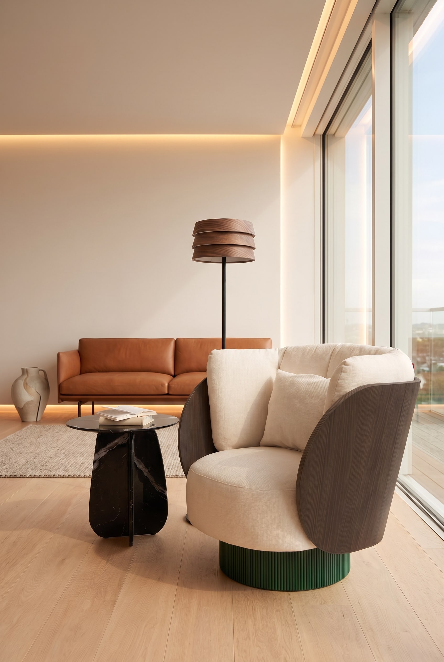 Elegantes Wohnzimmer mit geschwungenem Drehsessel und flachem Ledersofa im Hintergrund
