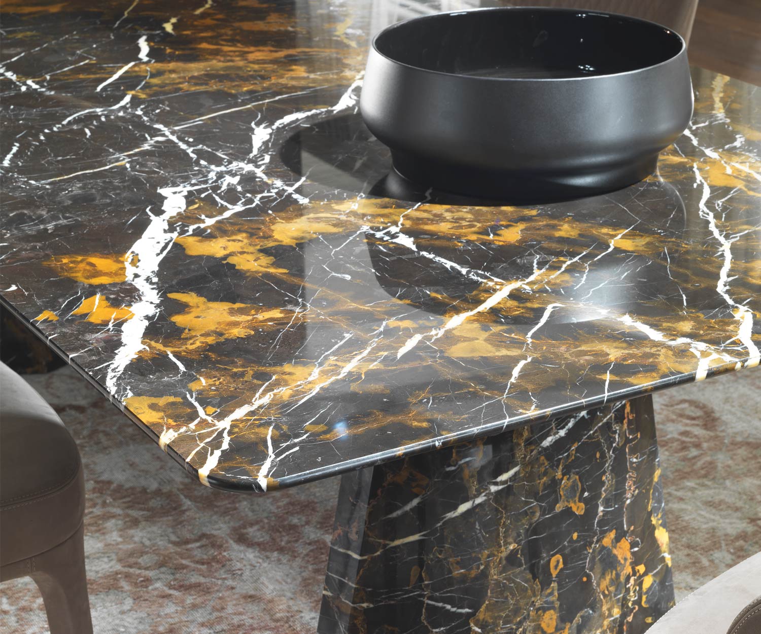 Hochwertiger Design Esstisch in Marmor Maserung Black and Gold
