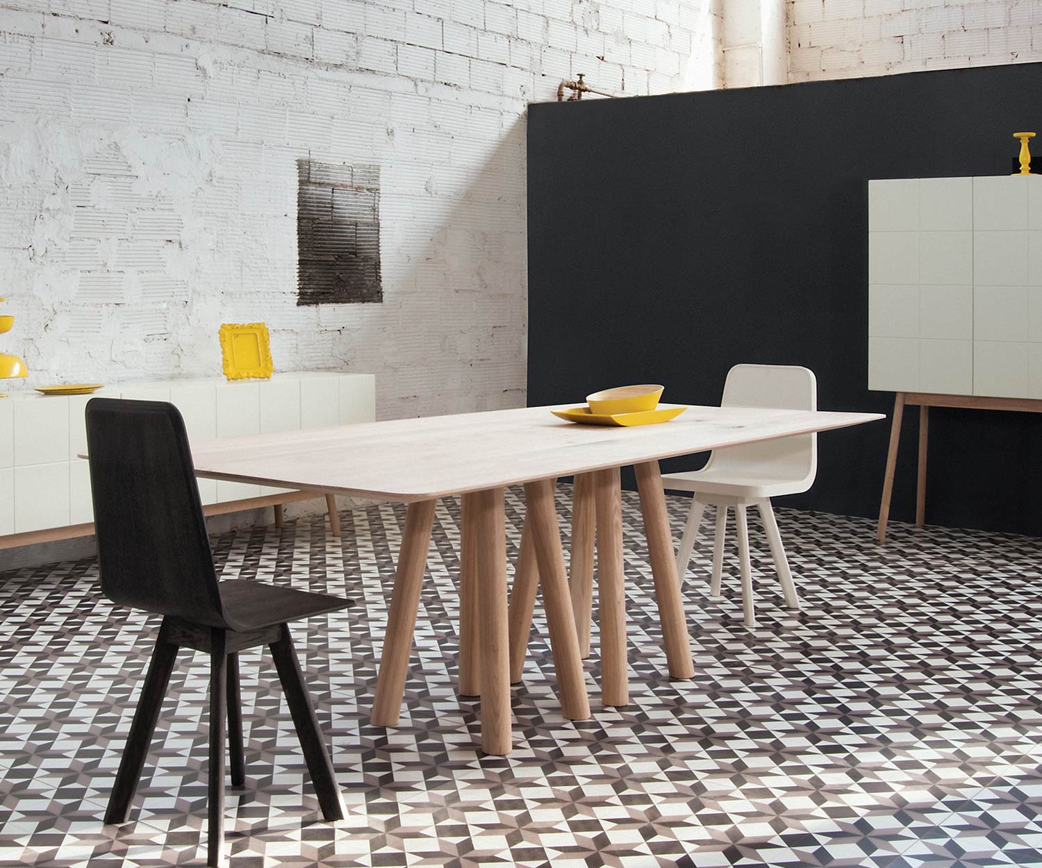Hochwertiger Design Esstisch in Eiche massiv mit Stühlen im Esszimmer
