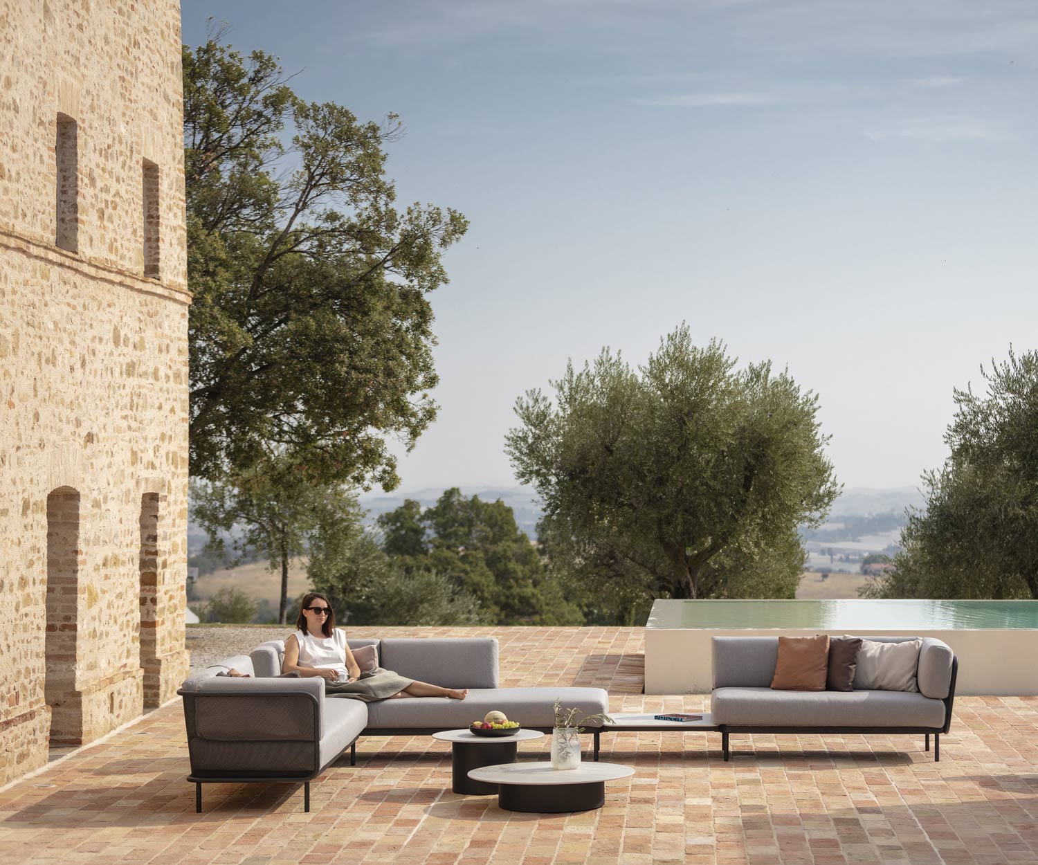 Mediterraner Lifestyle mit dem Todus Baza Designer Garten Sofa auf Terrasse Mediterraner Lifestyle mit dem Todus Baza Designer Garten Sofa auf Terrasse
