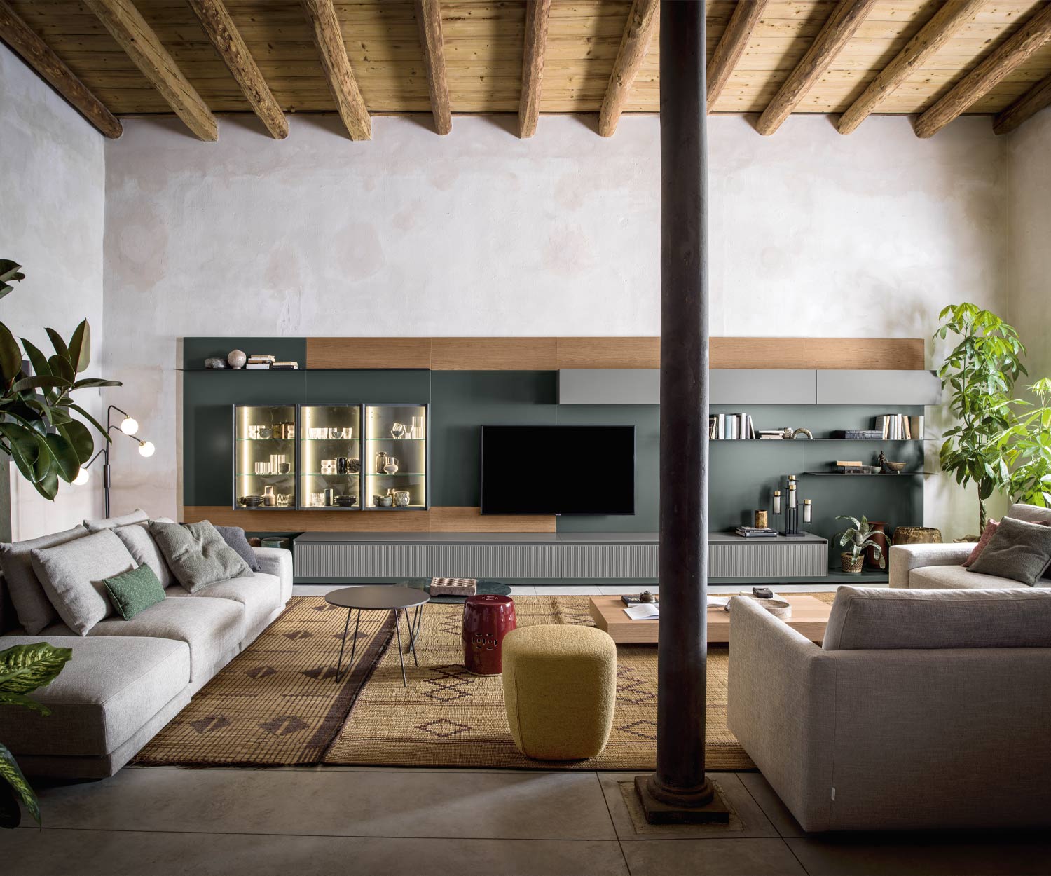Sofa Designer Couchtisch Novamobili Orbis zwischen zwei Sofagruppen