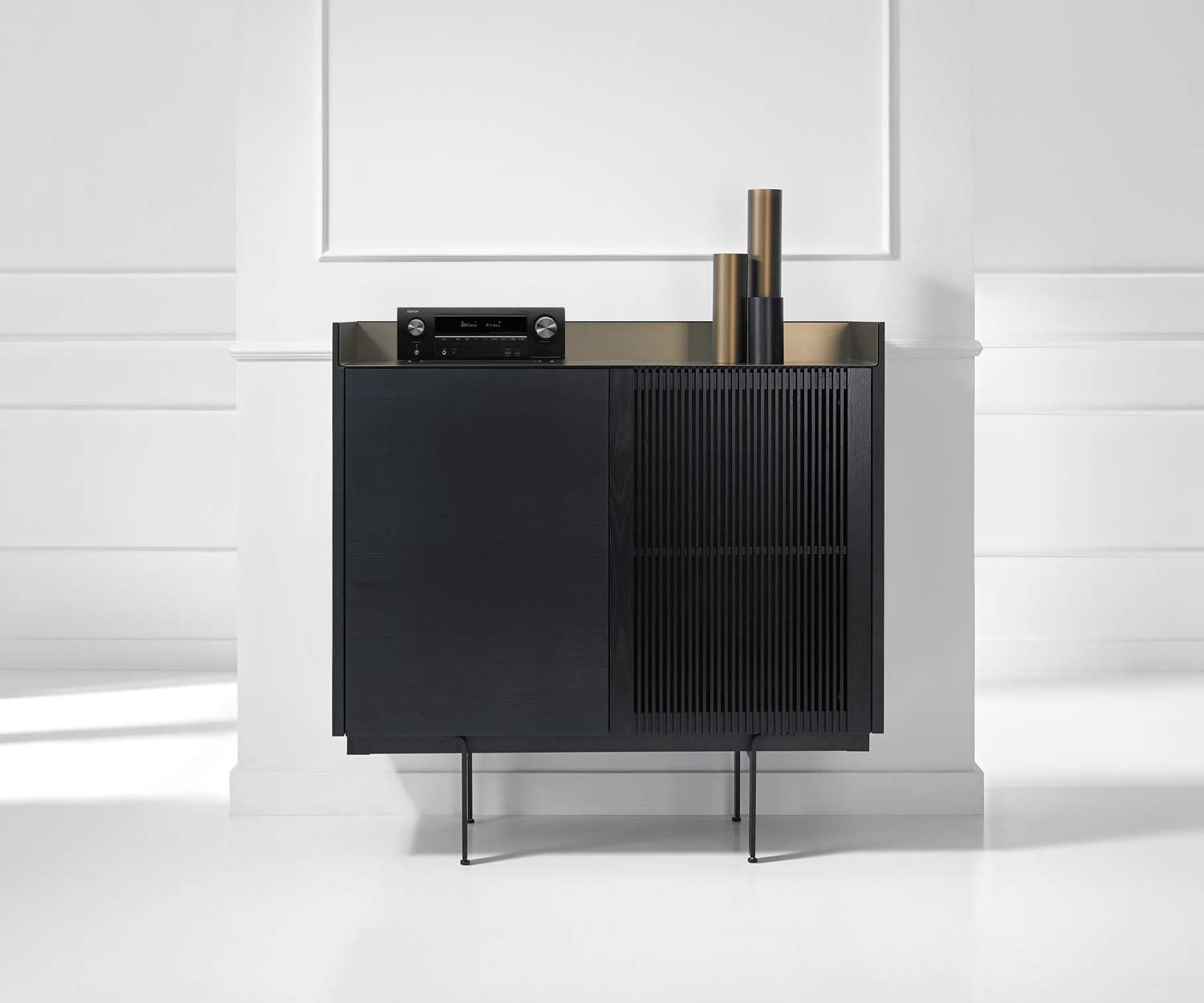 Modernes Design HiFi Highboard Stockholm Holz mit Receiver on top Modernes Design HiFi Highboard Stockholm Holz mit Receiver on top