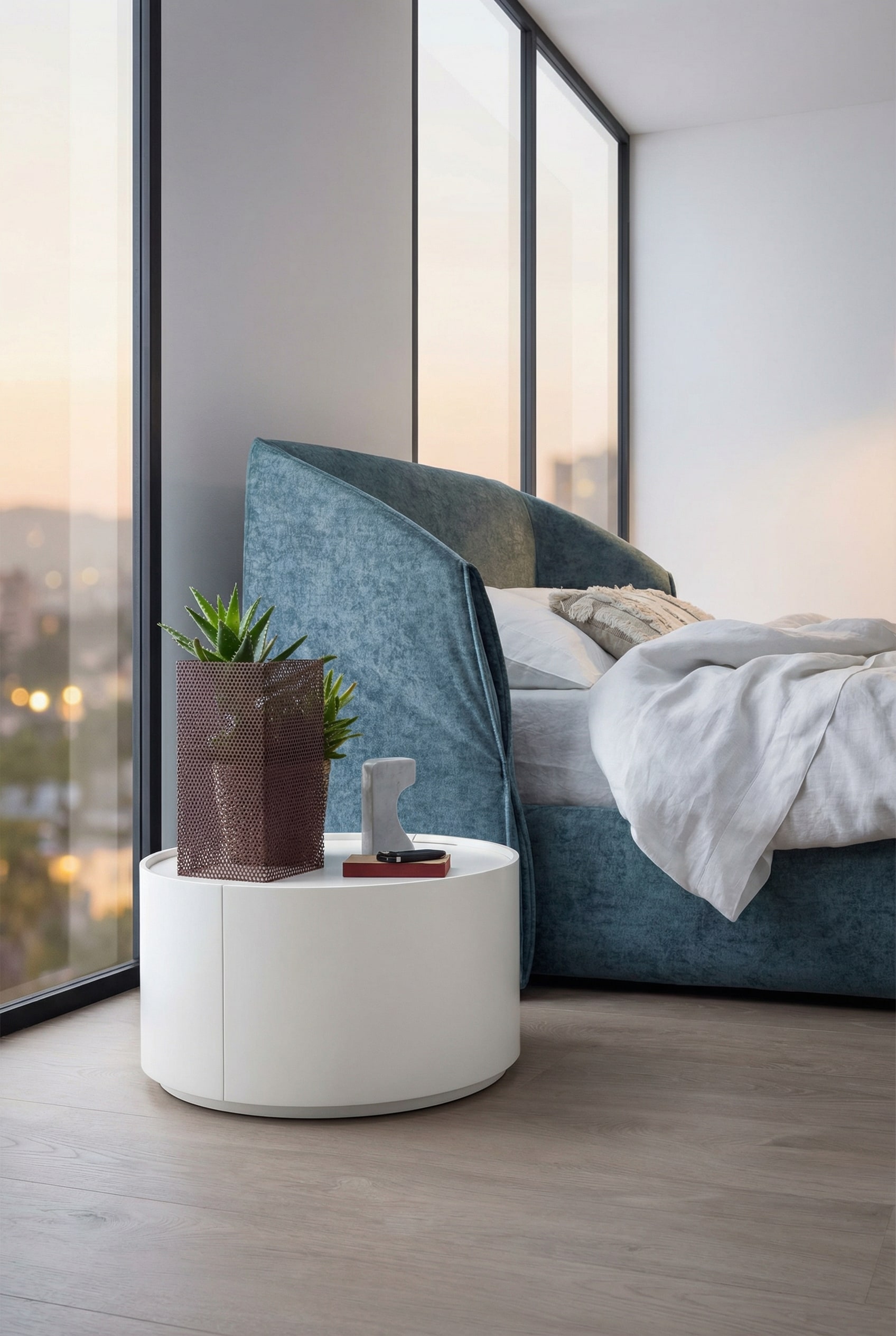 Zylindrischer Novamobili Beistelltisch Allout in weiß neben einem modernen Bett Zylindrischer Novamobili Beistelltisch Allout in weiß neben einem modernen Bett