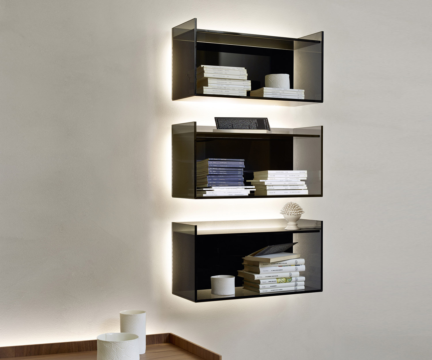Exklusives Livitalia Design Glas Wandregal im Wohnzimmer über Couch Exklusives Livitalia Design Glas Wandregal im Wohnzimmer über Couch