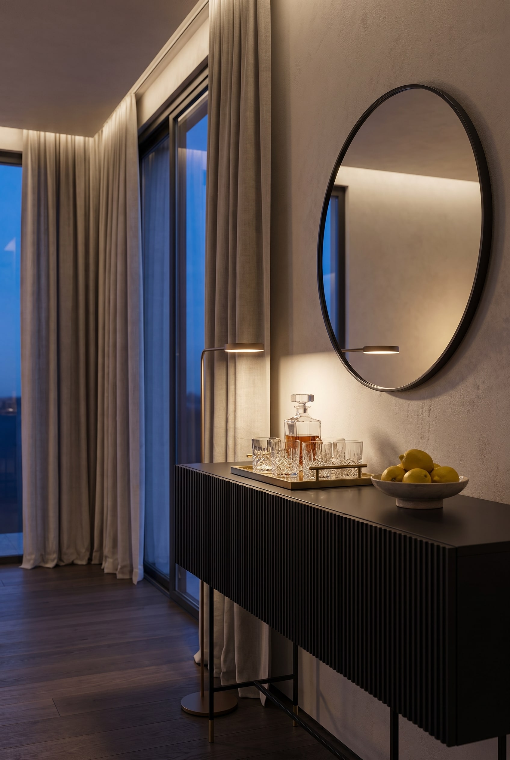 Luxuri&ouml;ses Esszimmer mit schwarzem Bar-Sideboard auf filigranen Beinen, darauf ein Tablett mit Dekantierkaraffe und geschliffenen Kristallgl&auml;sern