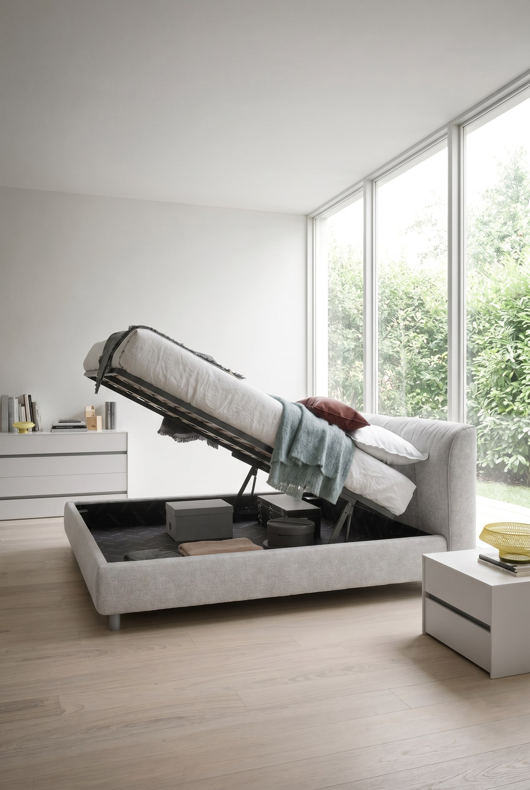Modernes Polsterbett mit unsichtbarem Bettkasten in einem minimalistischen Schlafzimmer