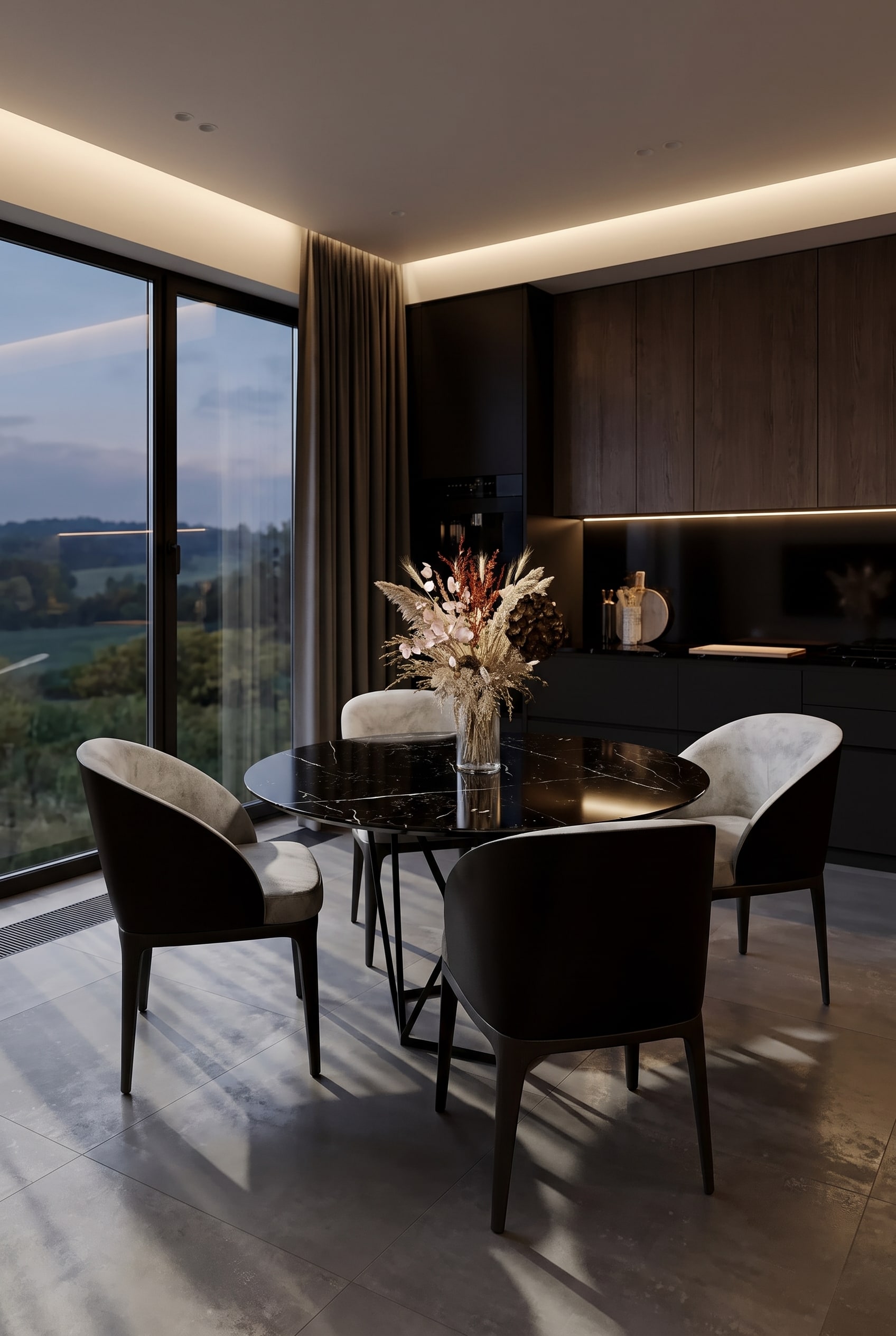 Luxuriöses Esszimmer mit rundem dunklem Marmoroptik-Esstisch Tatlin, vier Samtstühlen und einem Trockenblumen-Arrangement