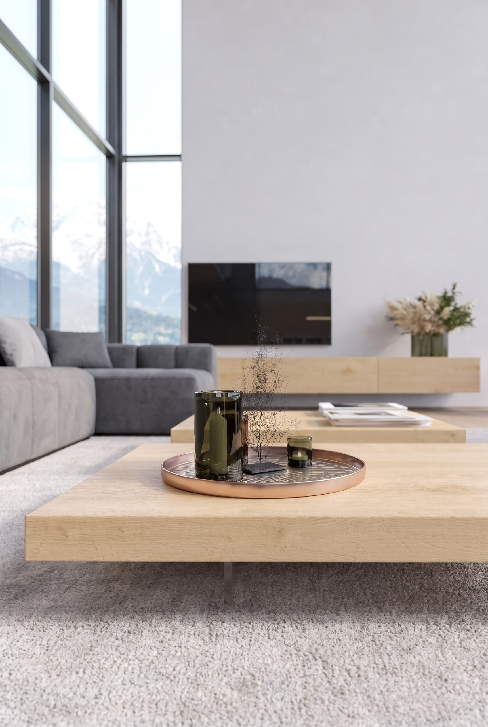 Minimalistisches Wohnzimmer mit sehr flachem Eichenholz-Couchtisch, darauf nur eine dunkelgr&uuml;ne Glasvase und ein Kupfertablett
