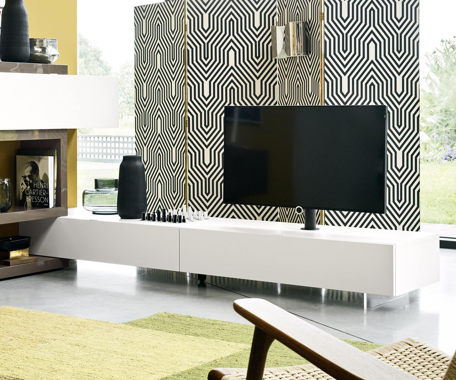 Unsichtbarer TV Möbel Design Sockel Standfuß transparent von Livitalia Unsichtbarer TV Möbel Design Sockel Standfuß transparent von Livitalia