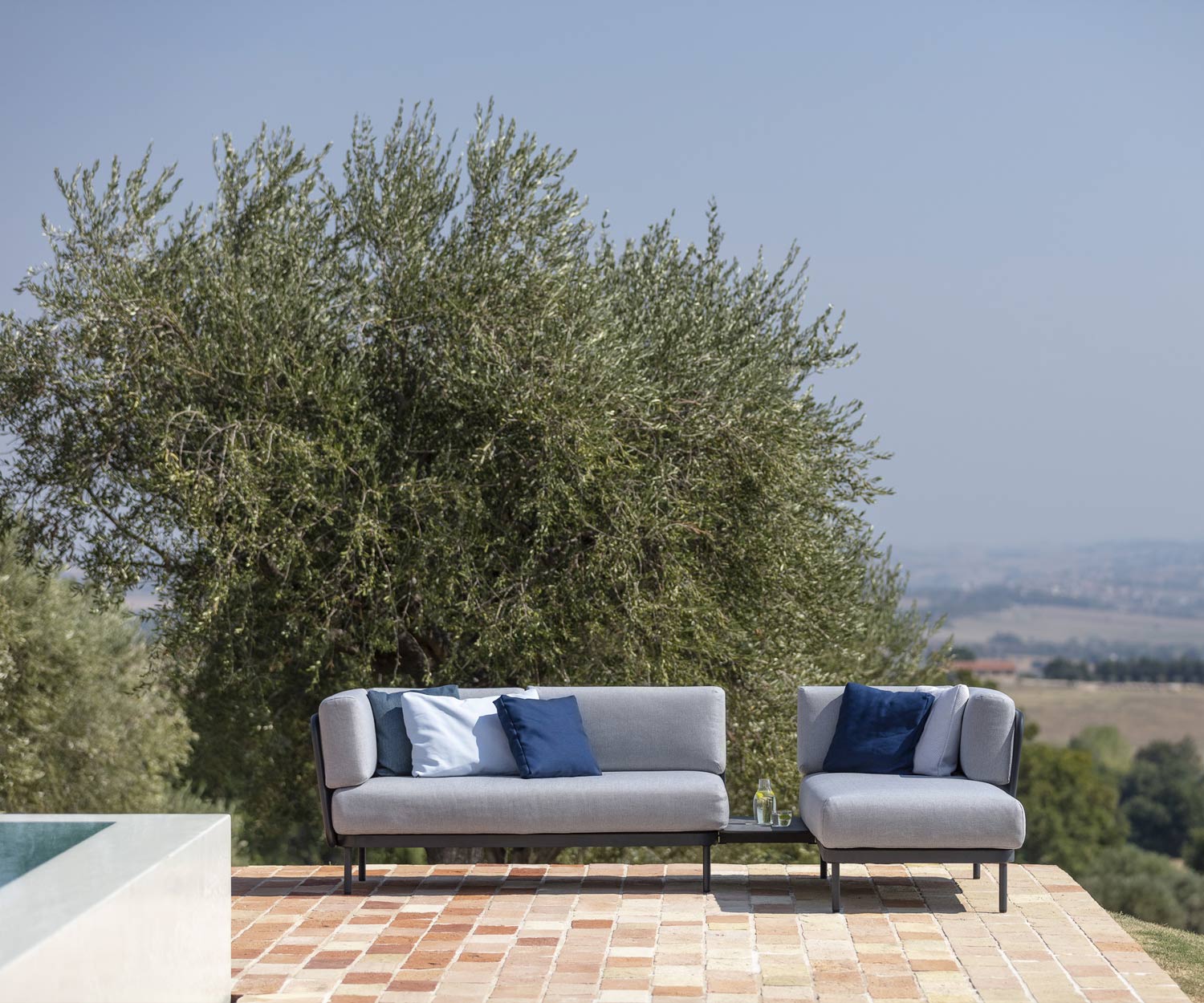 Bequemes Todus Baza Sommer Sofa auf Terrasse am Pool