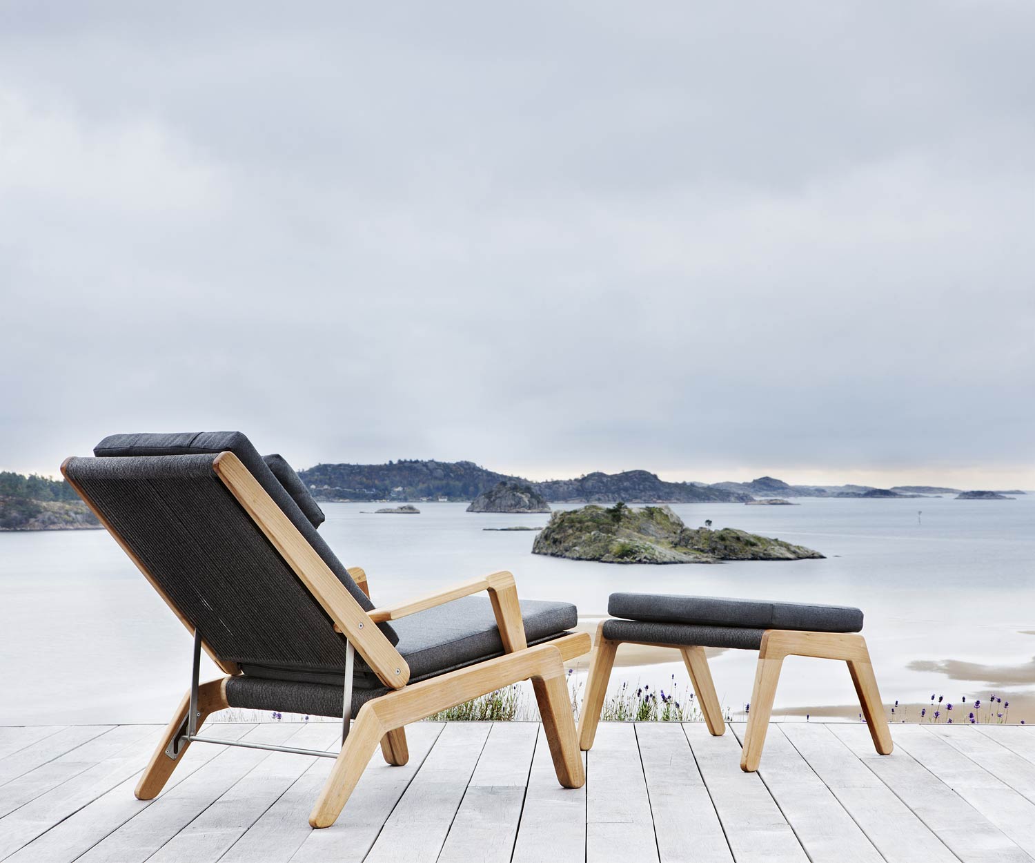 Oasiq Skagen Design Liegestuhl aus Teak mit Seilbespannung in Grau und Hocker