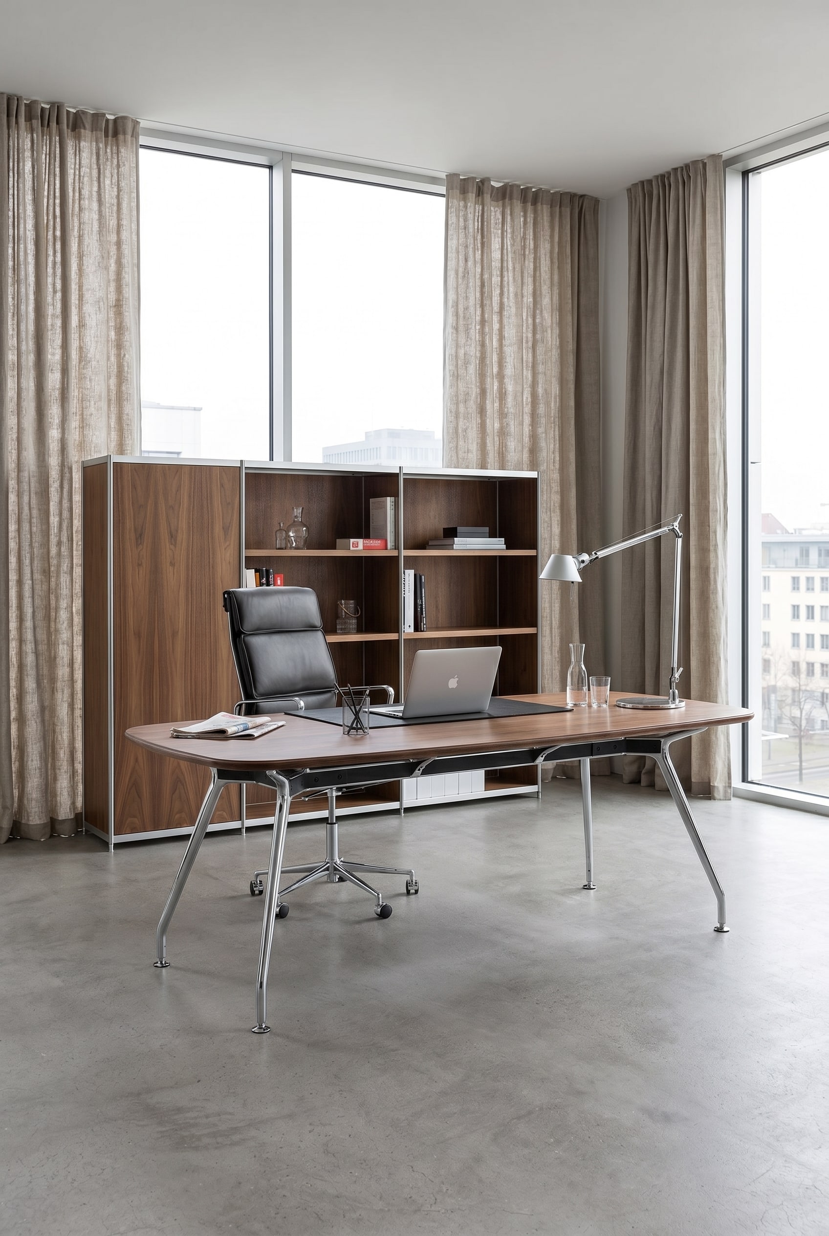 Eleganter B&uuml;rotisch mit filigranen Aluminiumbeinen und Walnussplatte im lichtdurchfluteten Executive-Loft vor gro&szlig;en Fenstern