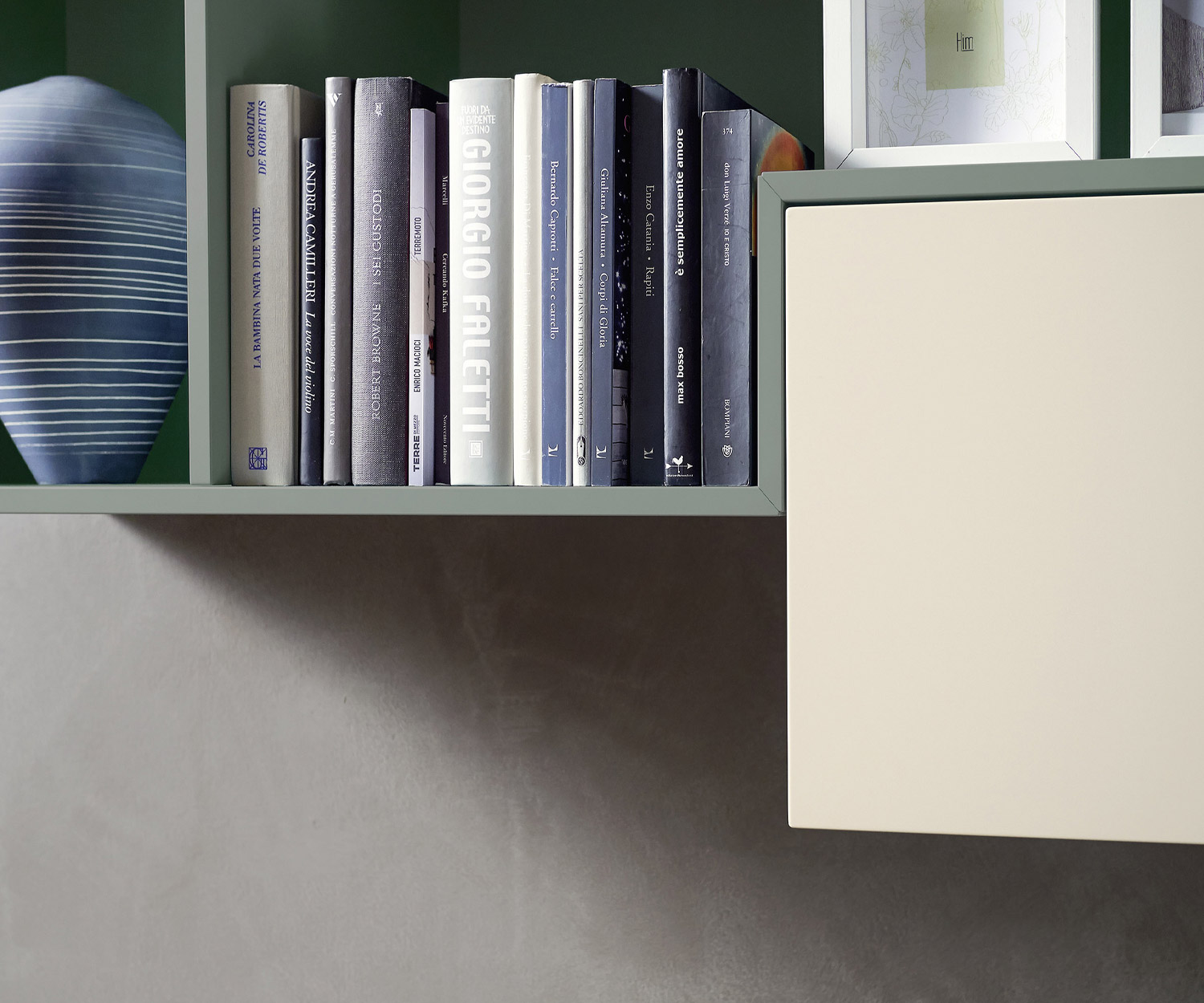 Hochwertiger Tetris Design Hängeschrank im Detail mit Fächern für Bücher
