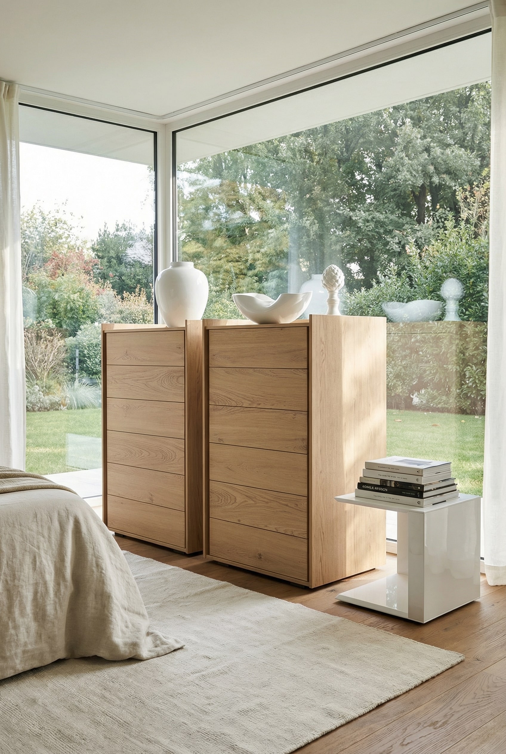 Hochkommode mit Materialmix aus glänzenden und matten Holzoberflächen in gemütlichem Raum. Hochkommode mit Materialmix aus glänzenden und matten Holzoberflächen in gemütlichem Raum.