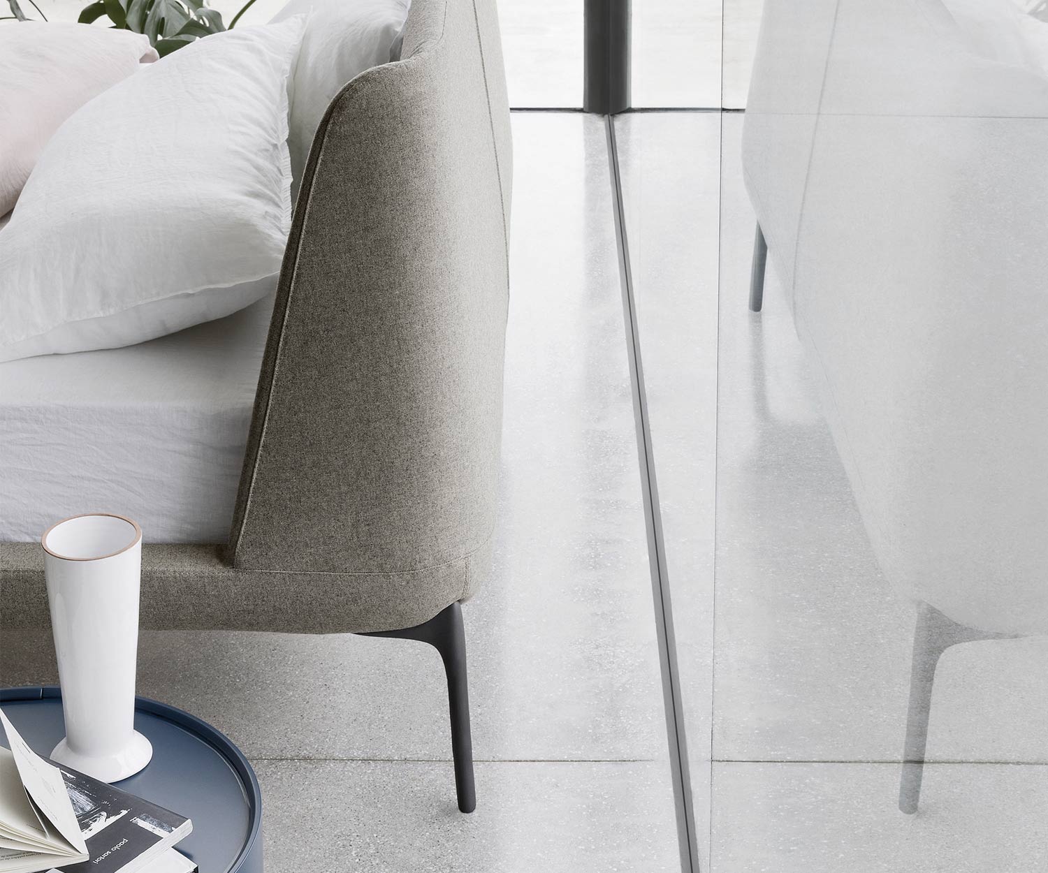 Rückansicht vom Bett Velvet mit Blick auf Kopfteil und Metallbeine brüniert