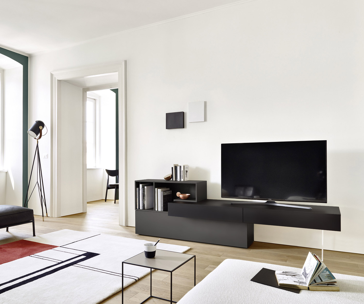 Schwebendes Lowboard mit Fernseher dank transparentem Fu&szlig; der Mini Wohnwand C05