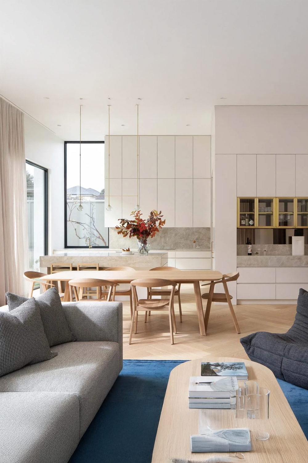 kleines-wohnzimmer-mit-essbereich-funktional-und-platzsparend-eingerichtet