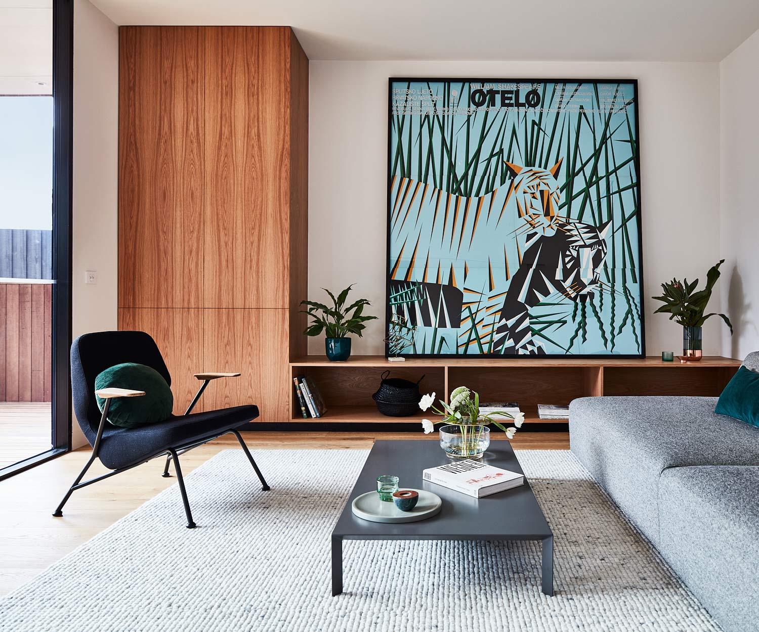Prostoria Design Sessel Oblique in Gelb in einer Sitzecke einer Bar