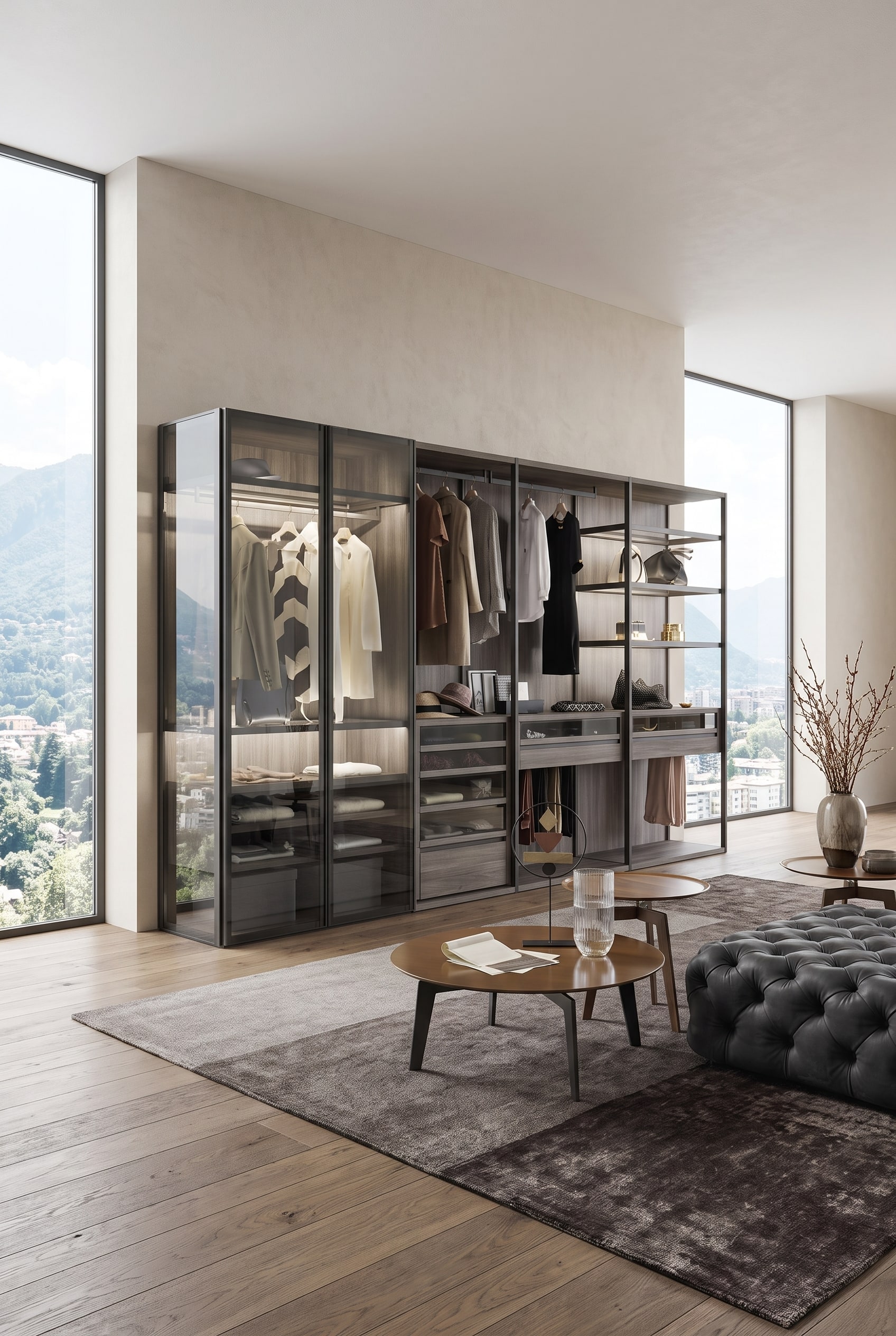 Modernes Ankleidezimmer mit beleuchtetem Glas-Kleiderschrank, integrierter LED-Beleuchtung und einem eleganten Polstersessel in hellem Beige