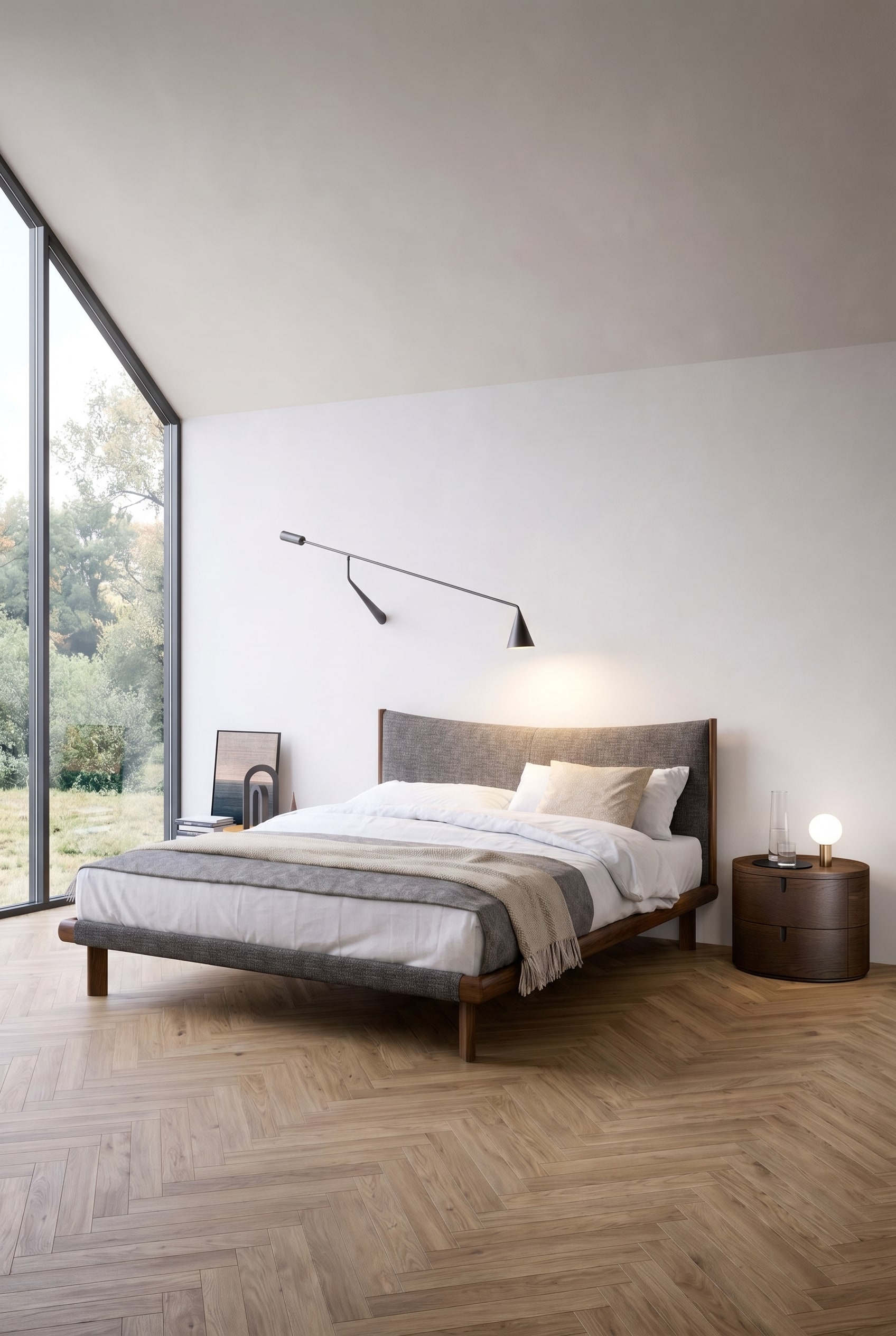Minimalistisches Schlafzimmer mit dem Mizu Bettrahmen aus dunklem Holz und einer asymmetrischen Wandleuchte