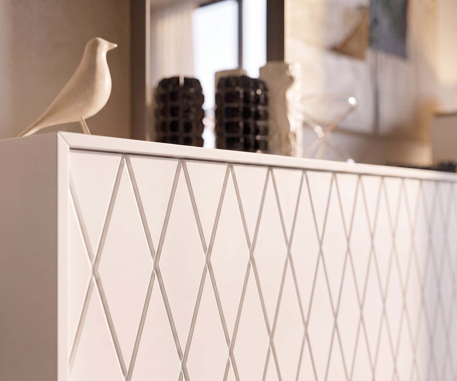 al2 e-klipse 003 Sideboard mit Rautenmuster al2 e-klipse 003 Sideboard in Weiß fürs Wohnzimmer, Detail der Front mit edlem Rautenmuster und kleiner Vogelfigur.