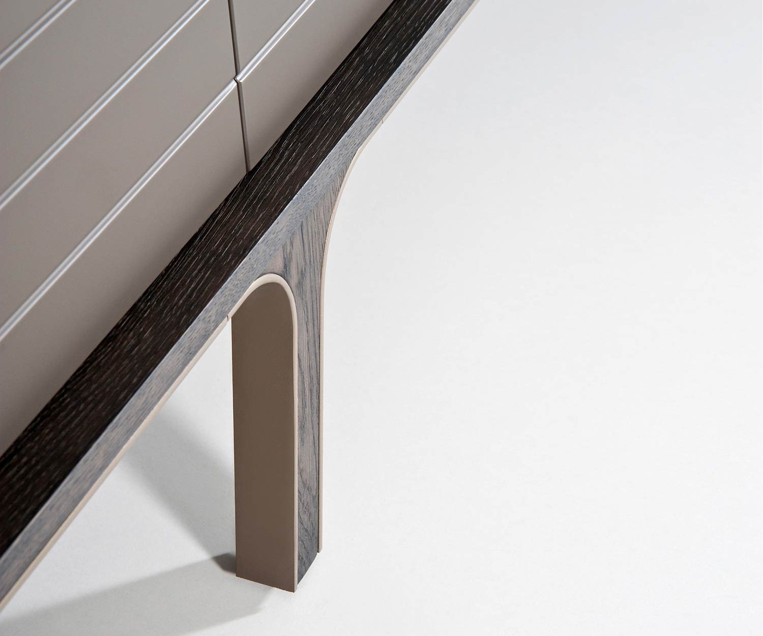 Modernes al2 Designer Mobius 002 Sideboard Detail Füße massives Eukalyptusholz Modernes al2 Designer Mobius 002 Sideboard Detail Füße massives Eukalyptusholz