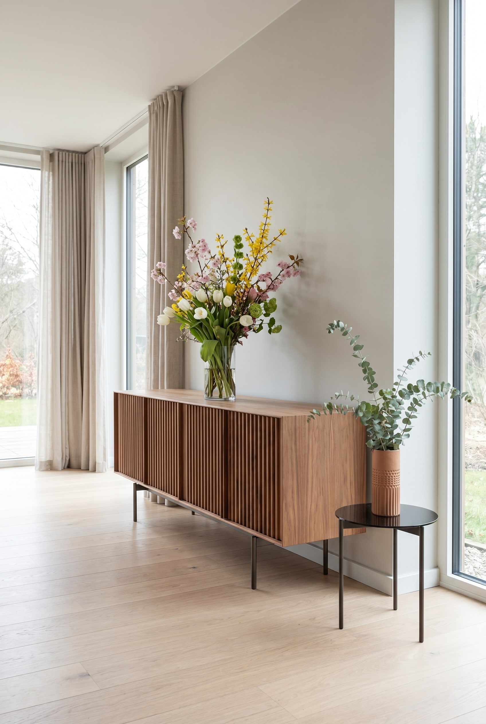 Minimalistisches Wohnzimmer mit hellem Holzsideboard nach der 60-30-10 Farbregel dekoriert Minimalistisches Wohnzimmer mit hellem Holzsideboard nach der 60-30-10 Farbregel dekoriert