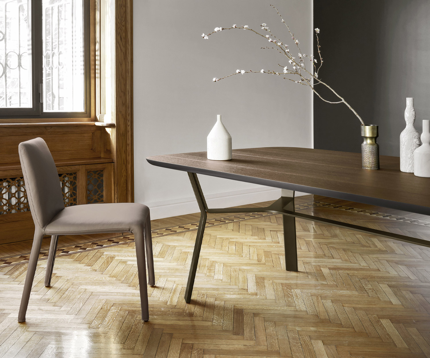 Mit brauner Eiche veredelter Livitalia Design Esstisch Iron mit Esszimmerstühlen Mit brauner Eiche veredelter Livitalia Design Esstisch Iron mit Esszimmerstühlen