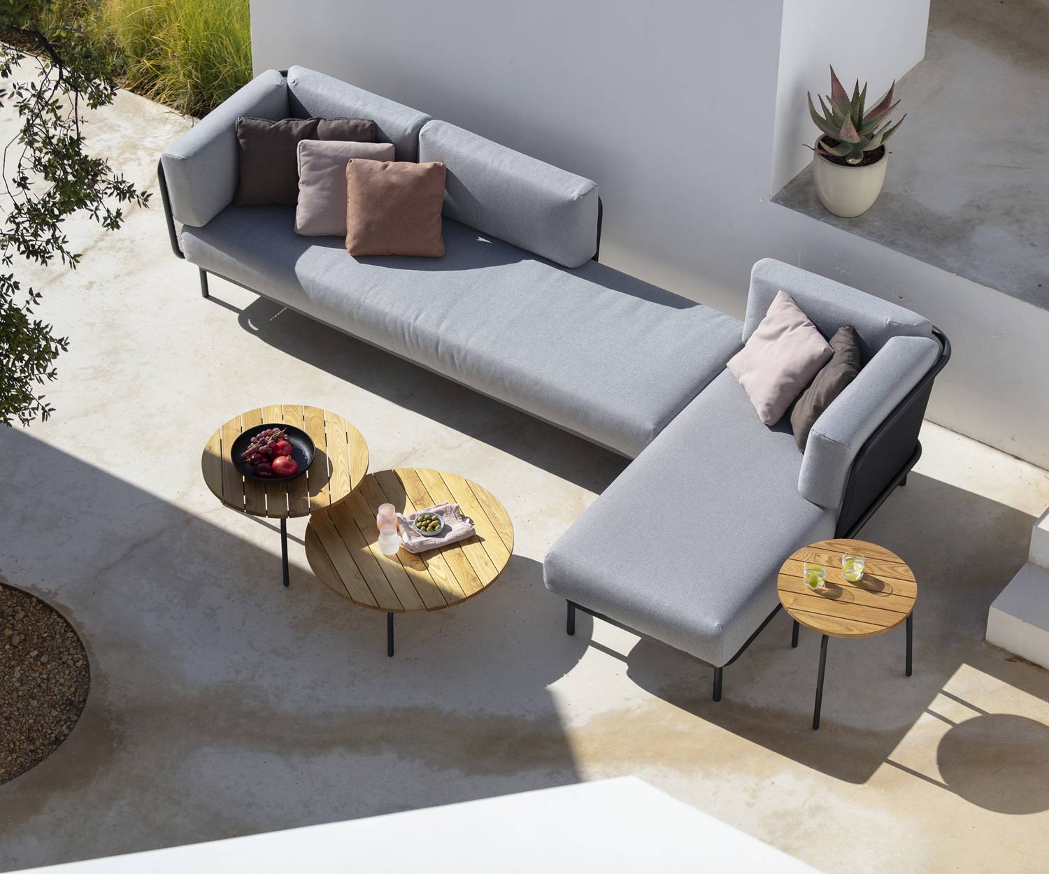 Todus Design Beistelltisch Starling auf der Terrasse mit Daybed Baza Todus Design Beistelltisch Starling auf der Terrasse mit Daybed Baza