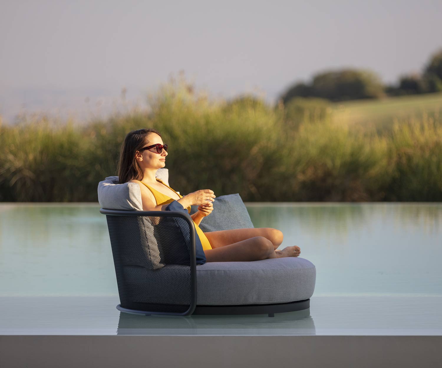 Vorabendliche Stimmung mit Terrassenlicht auf dem Baza Round Daybed