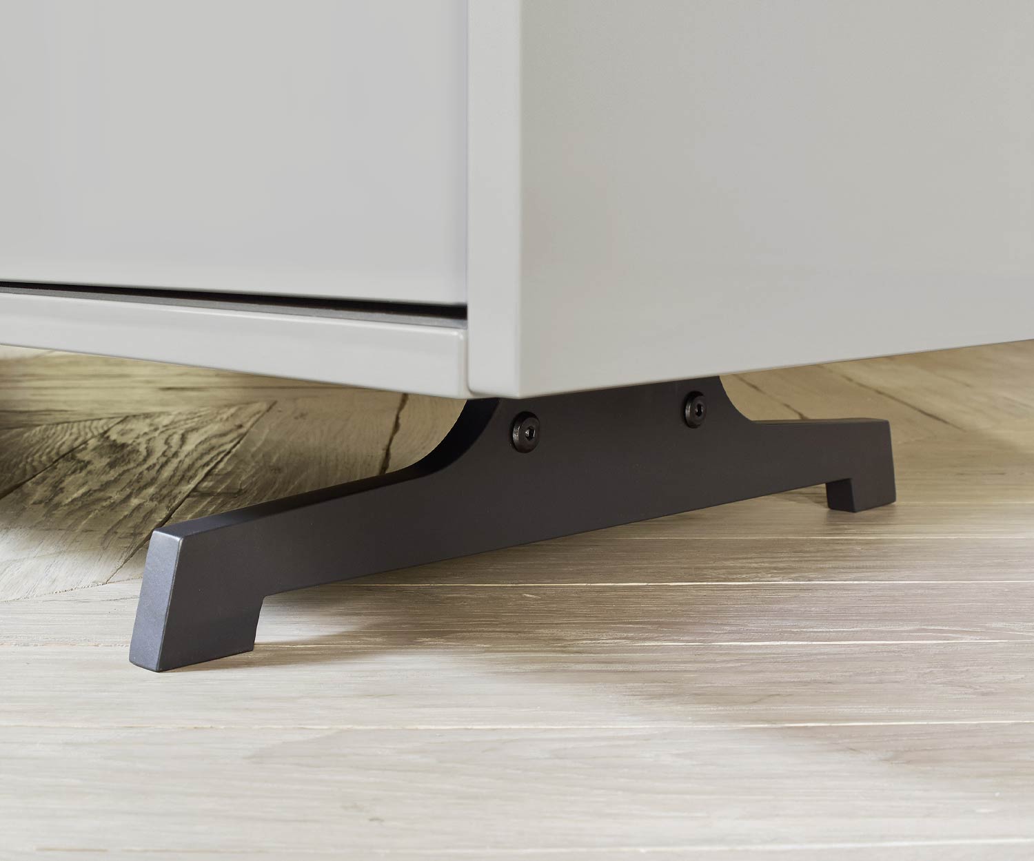 Weiße Designer Sideboard Vela von Livitalia Detail Standfüße brüniert