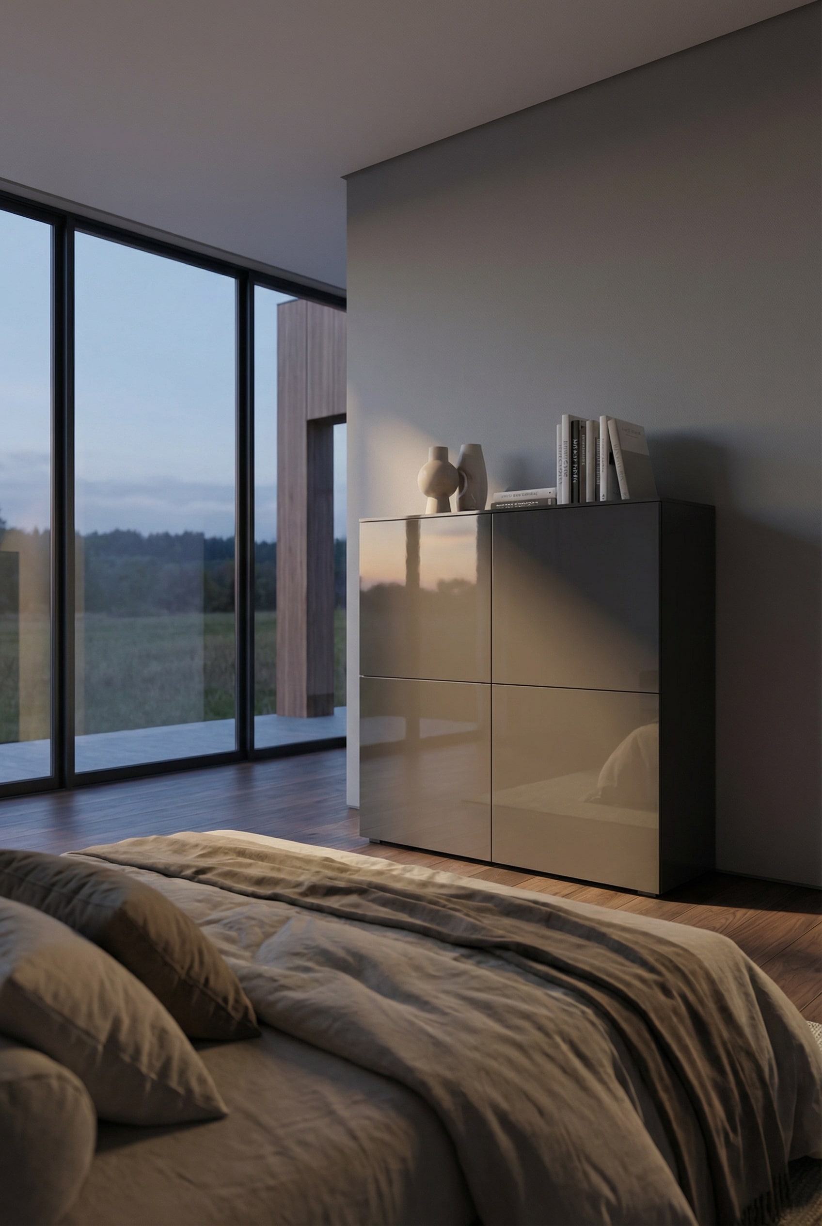 Livitalia Highboard Four als eleganter Stauraum f&uuml;r Technik im Schlafzimmer.