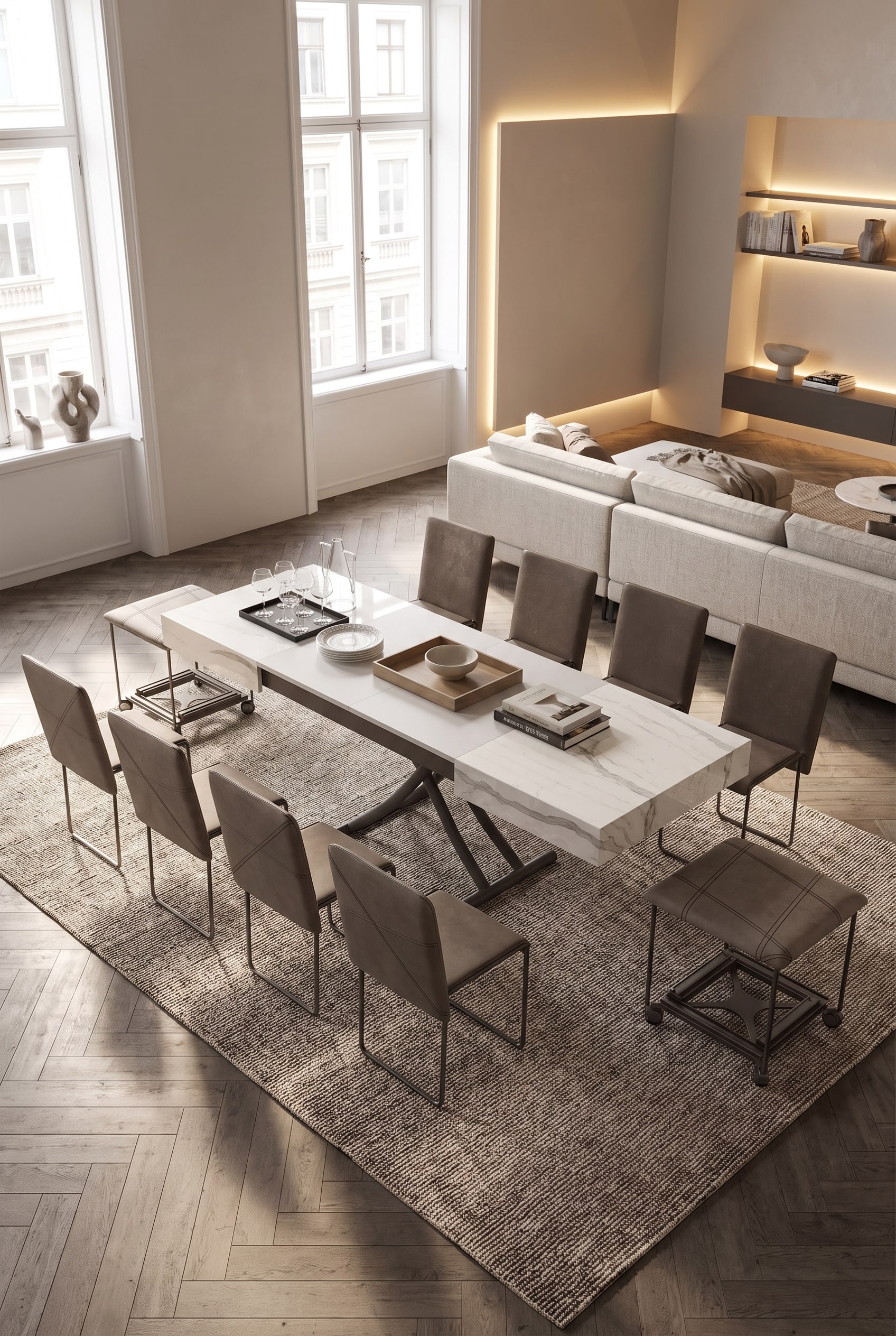 Elegantes Wohnzimmer mit h&ouml;henverstellbarem Couchtisch aus Holz, flachem Holztablett, modernem Stoffsofa und texturiertem Teppich