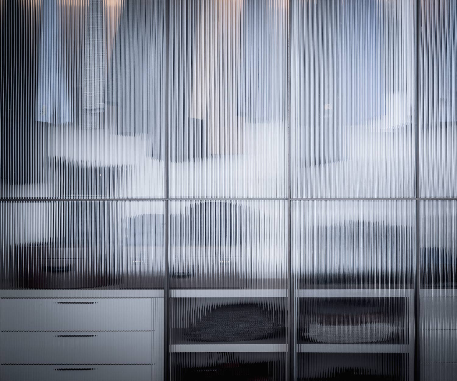 Detail der Schiebetüren Glastüren vom Designer Schrank Layer