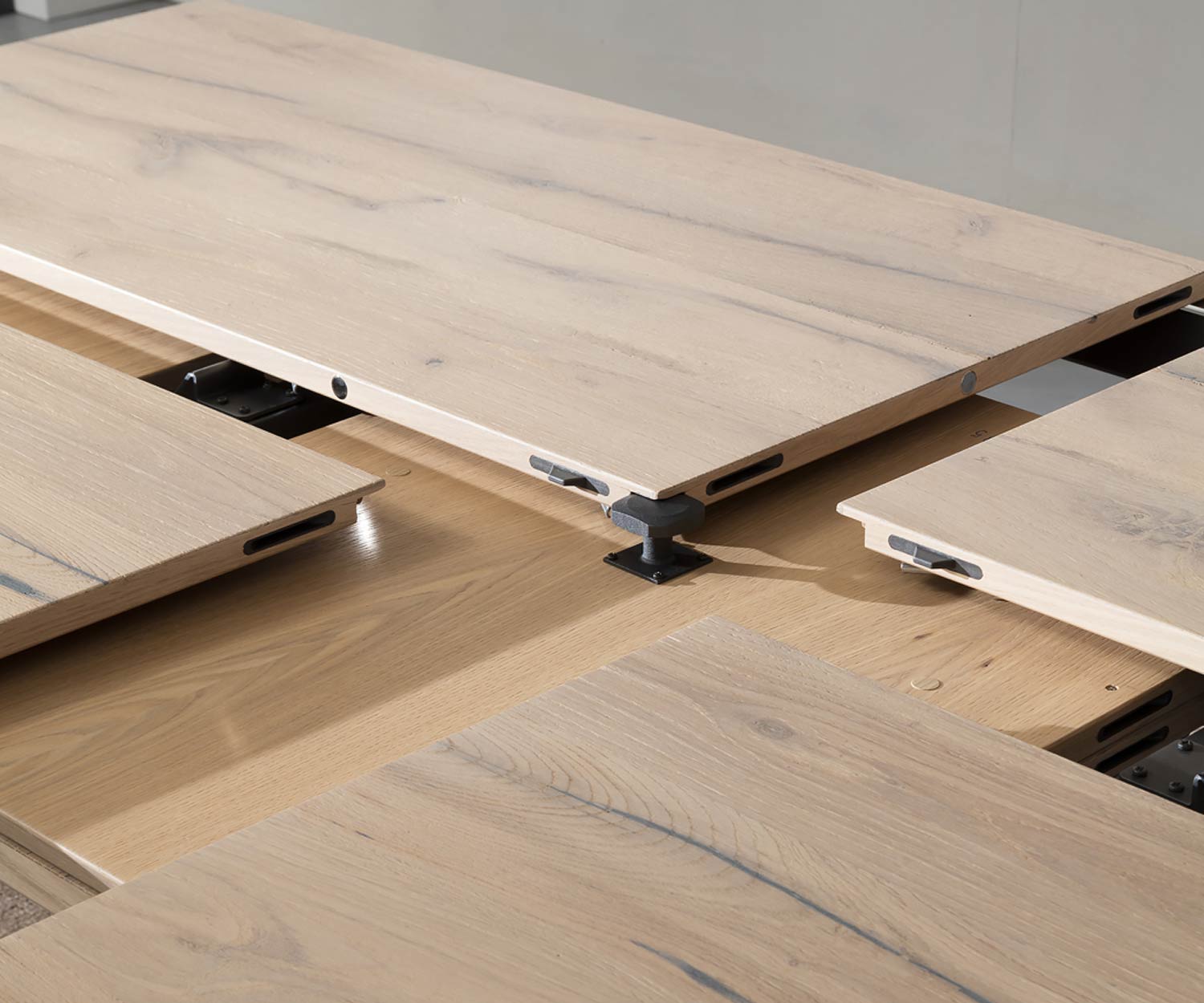 Design Esstisch Detail mit ausgezogener Tischplatte Ausziehmechanismus Design Esstisch Detail mit ausgezogener Tischplatte Ausziehmechanismus