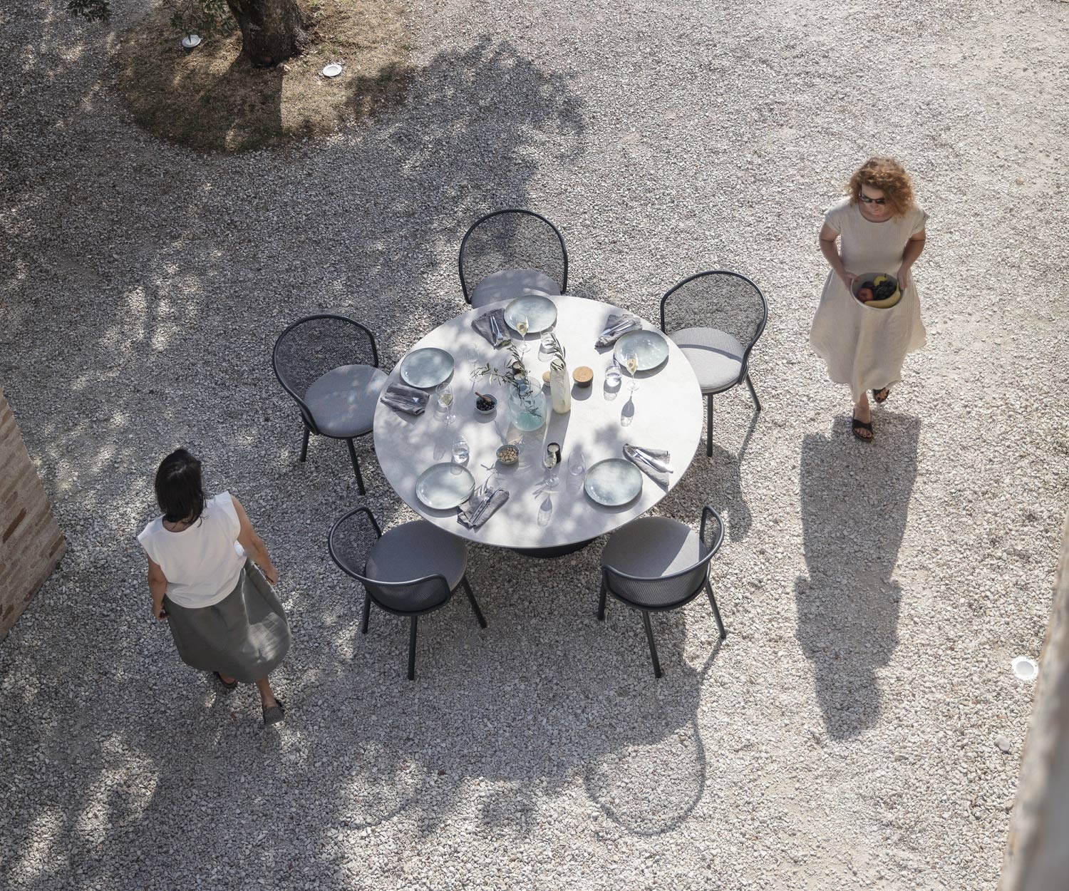 Todus Baza Design Armlehnstuhl mit Anthrazitgestell am gedeckten Gartentesstisch