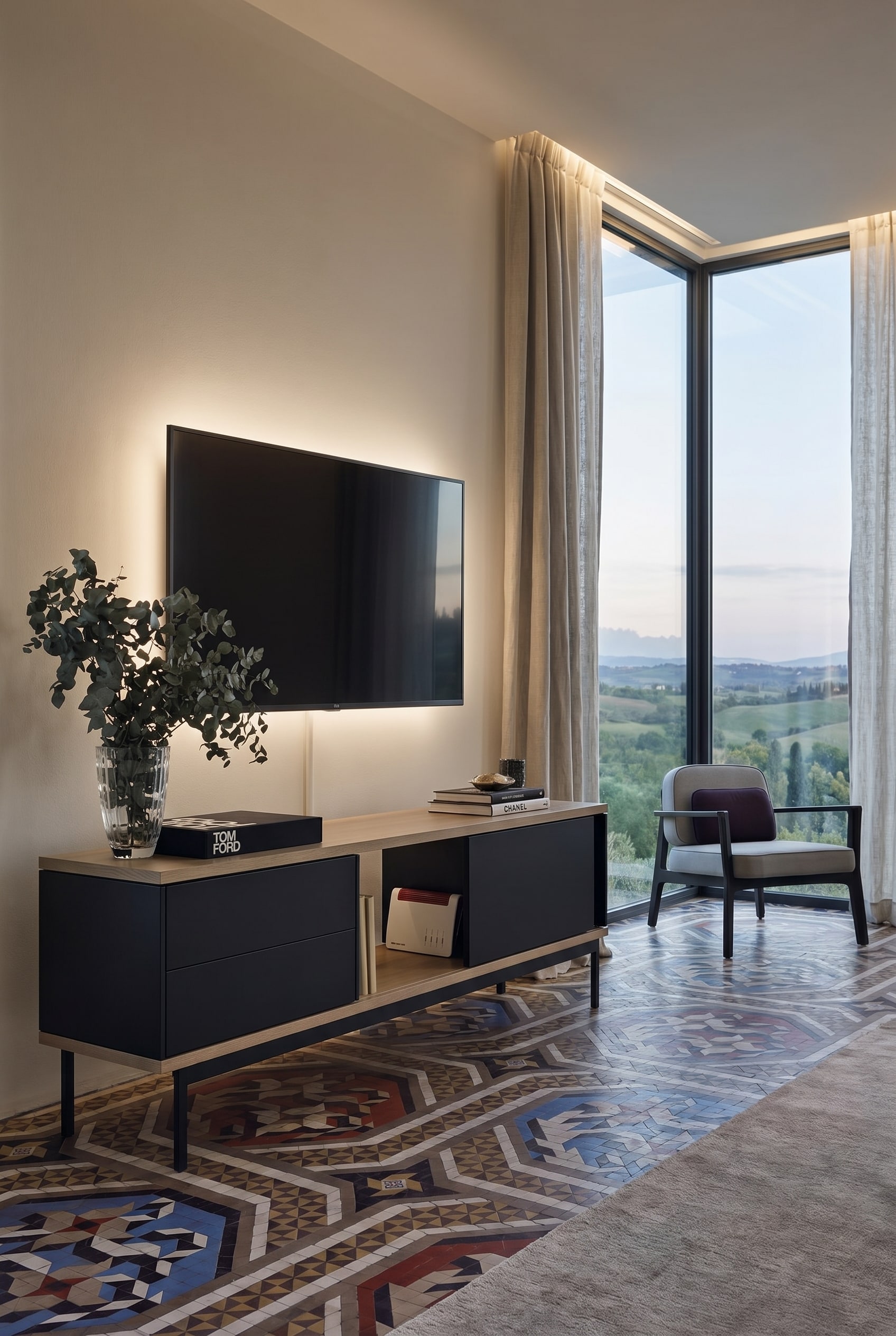 Elegantes Wohnzimmer mit Punt Slats Sideboard aus hellem Holz mit markanten Lamellenfronten und einem Sessel