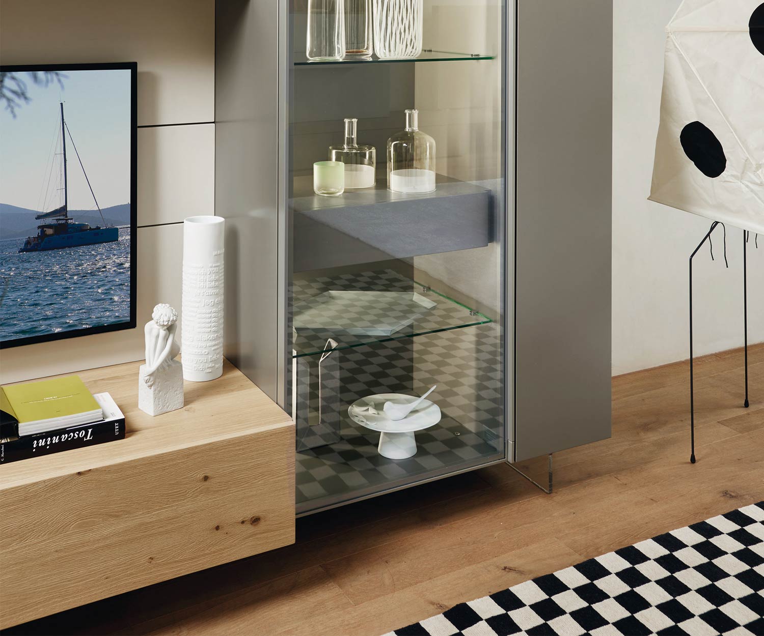 Moderne Livitalia Design Wohnwand C42 im Detail Blick auf die Glasvitrine in Grau